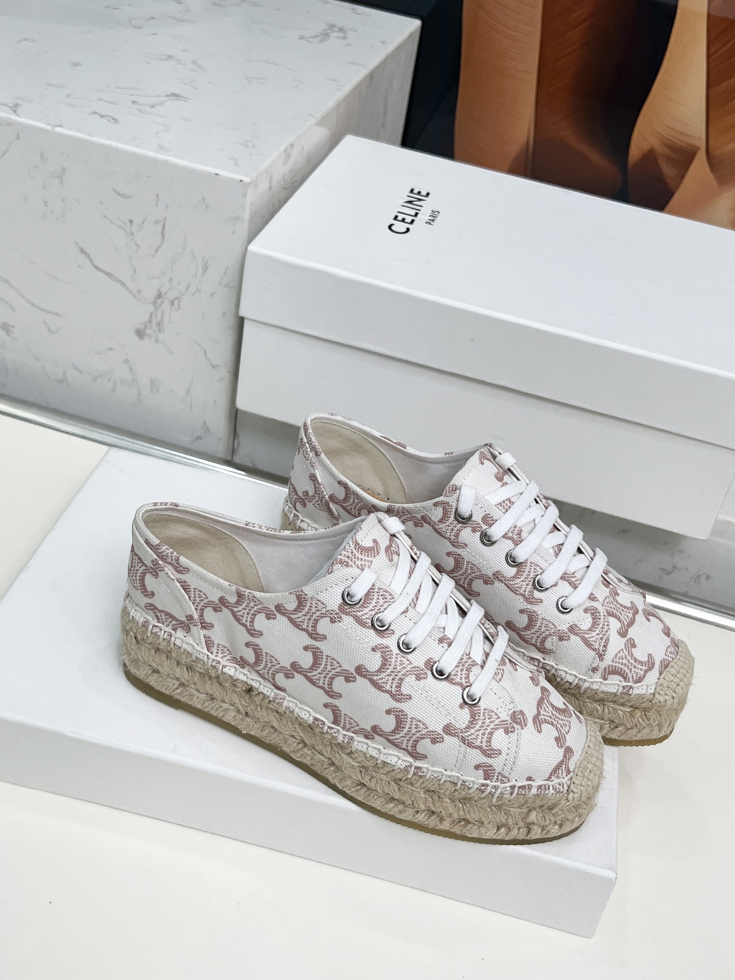 Celine Selin Red Weed Fisherman Shoes: Classic Design with Visible Brand Tone - 图片 1