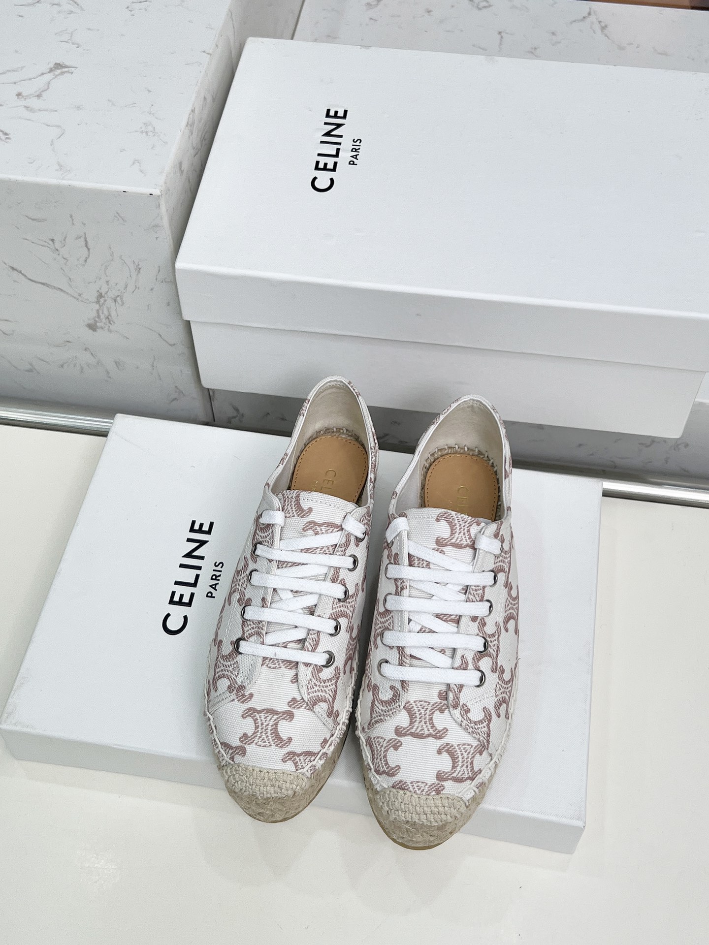 Celine Selin Red Weed Fisherman Shoes: Classic Design with Visible Brand Tone - 图片 2