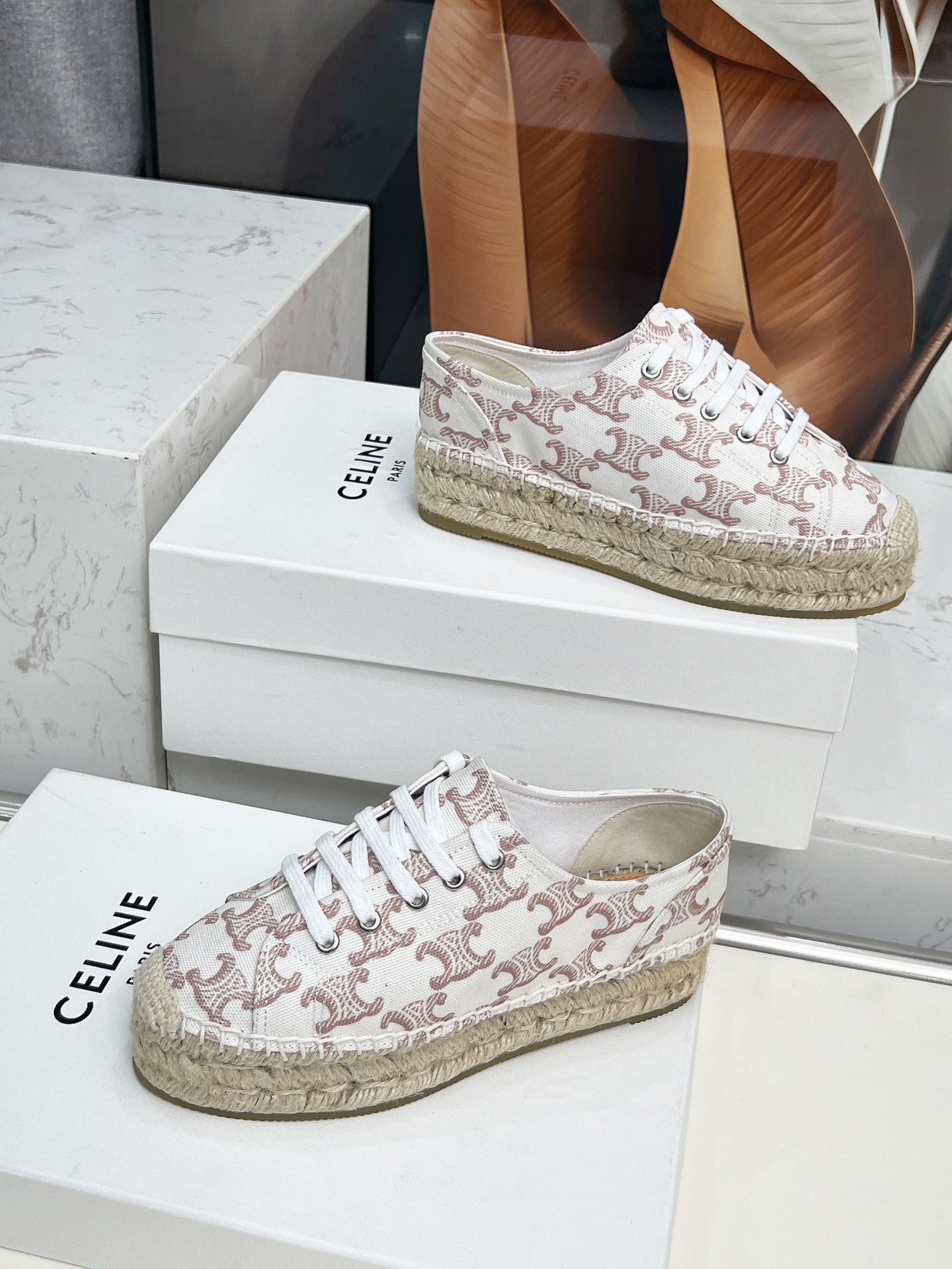 Celine Selin Red Weed Fisherman Shoes: Classic Design with Visible Brand Tone - 图片 3