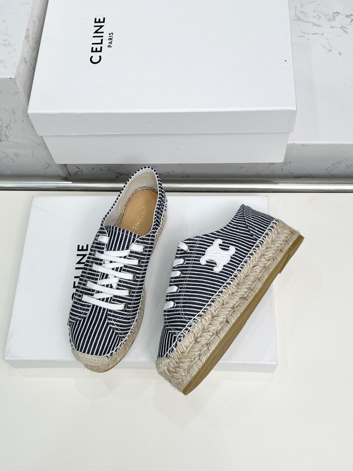 Celine Selin Family’s New Superstar Red Weed Shoes – Classic Design, Visible Brand Tone - 图片 7