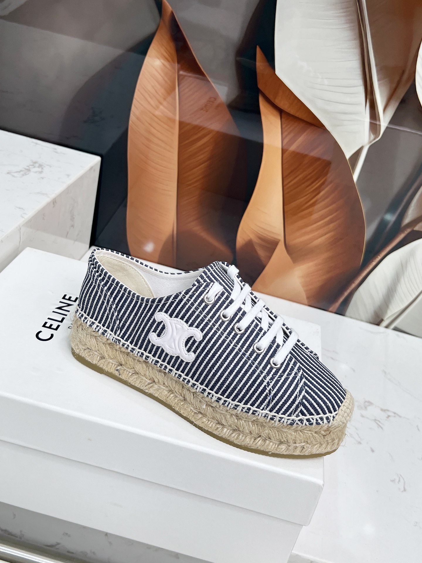 Celine Selin Family’s New Superstar Red Weed Shoes – Classic Design, Visible Brand Tone - 图片 3