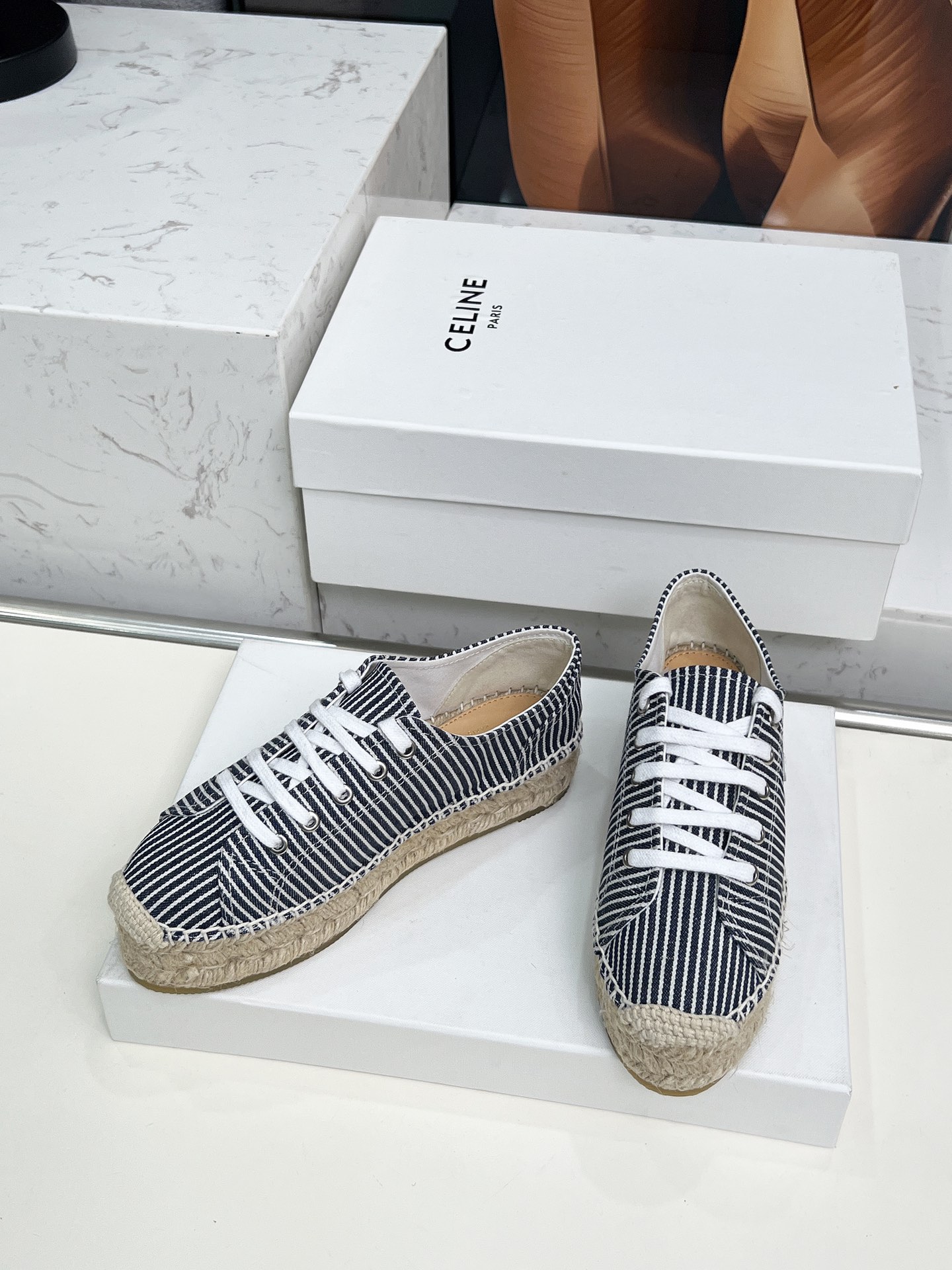 Celine Selin Family’s New Superstar Red Weed Shoes – Classic Design, Visible Brand Tone - 图片 5