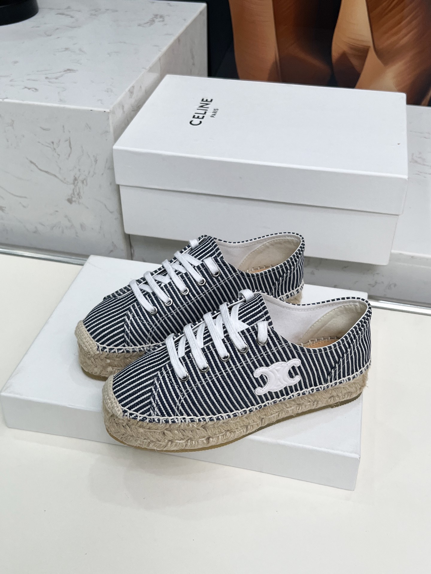 Celine Selin Family’s New Superstar Red Weed Shoes – Classic Design, Visible Brand Tone - 图片 8