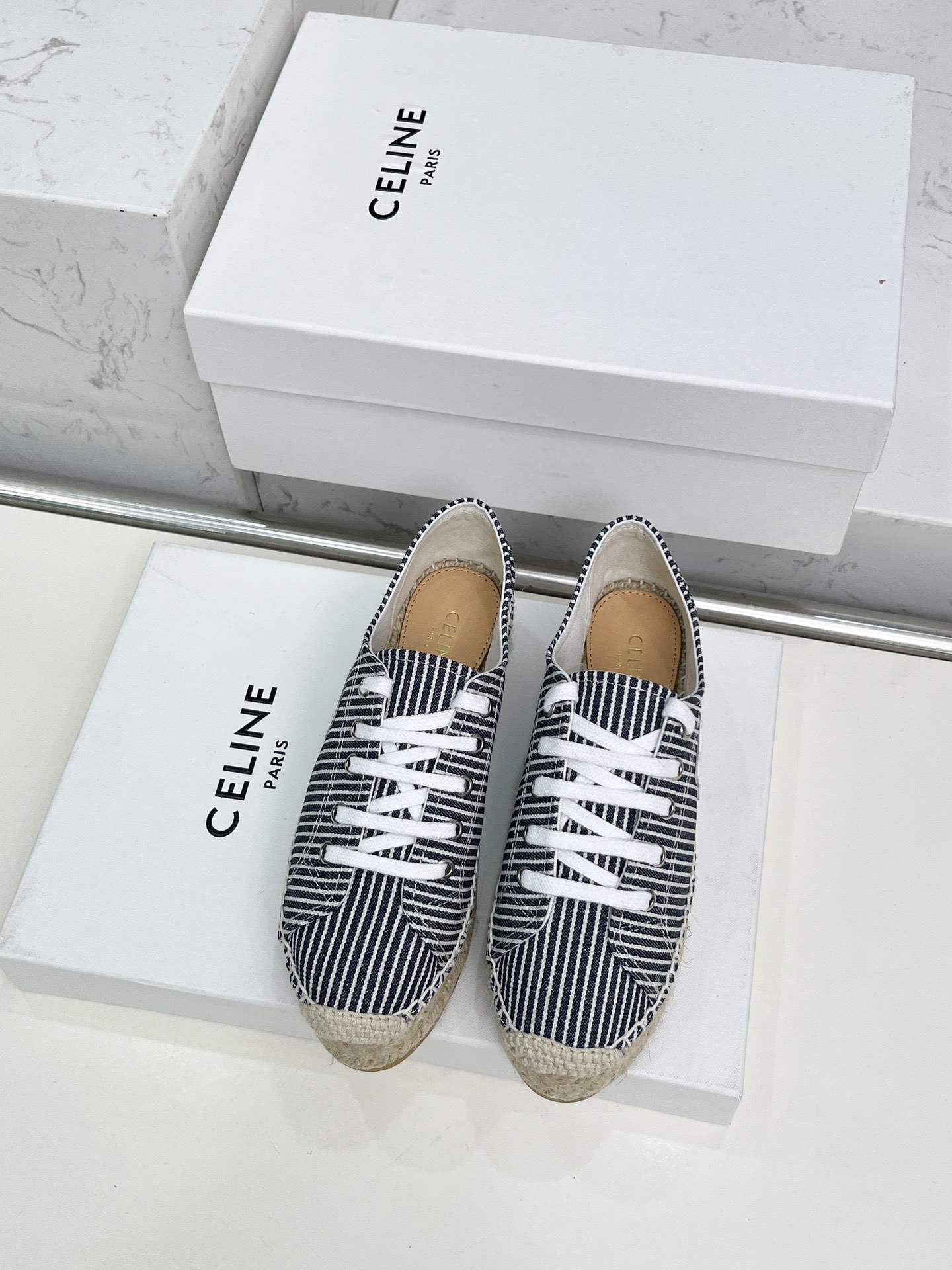 Celine Selin Family’s New Superstar Red Weed Shoes – Classic Design, Visible Brand Tone - 图片 2