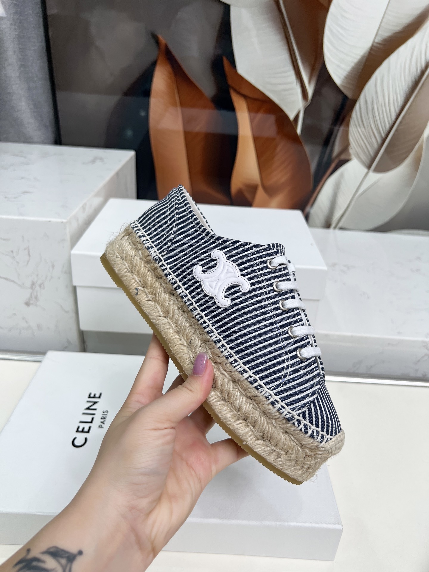 Celine Selin Family’s New Superstar Red Weed Shoes – Classic Design, Visible Brand Tone - 图片 6