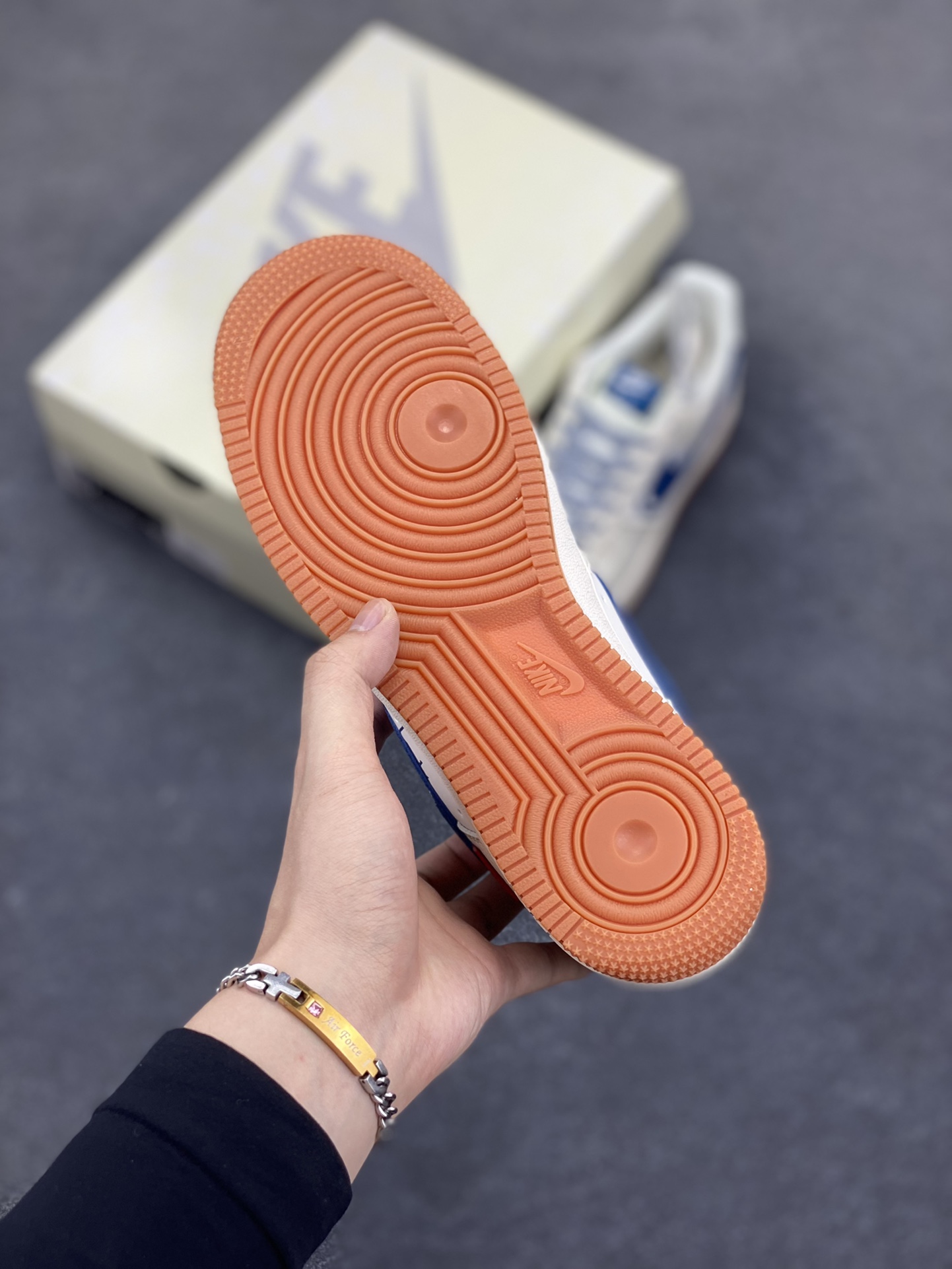 图片[5]-Nike Air Force 1 \’07 Low “OFF-WHITE联名——爱心米蓝生胶”空军一号 低帮 运动鞋 休闲鞋 折边针车 工艺难度大 原楦头原纸板 原装鞋盒 定制五金配件 内置全掌气垫 原厂鞋底 货号：QW5836-001 尺码：36 36.5 37.5 38 38.5 39 40 40.5 41 42 42.5 43 44 44.5 45-选品中心