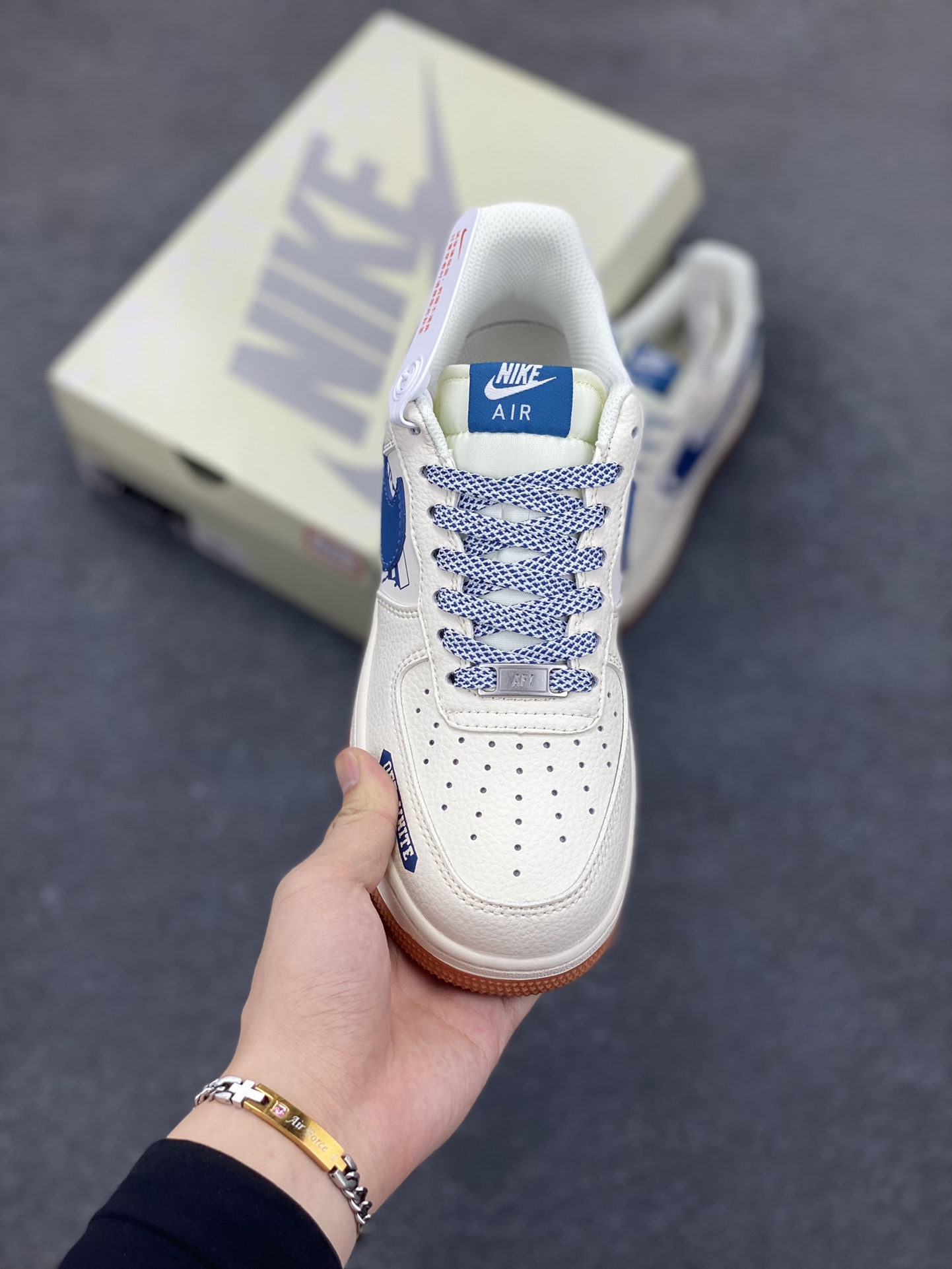 图片[2]-Nike Air Force 1 \’07 Low “OFF-WHITE联名——爱心米蓝生胶”空军一号 低帮 运动鞋 休闲鞋 折边针车 工艺难度大 原楦头原纸板 原装鞋盒 定制五金配件 内置全掌气垫 原厂鞋底 货号：QW5836-001 尺码：36 36.5 37.5 38 38.5 39 40 40.5 41 42 42.5 43 44 44.5 45-选品中心