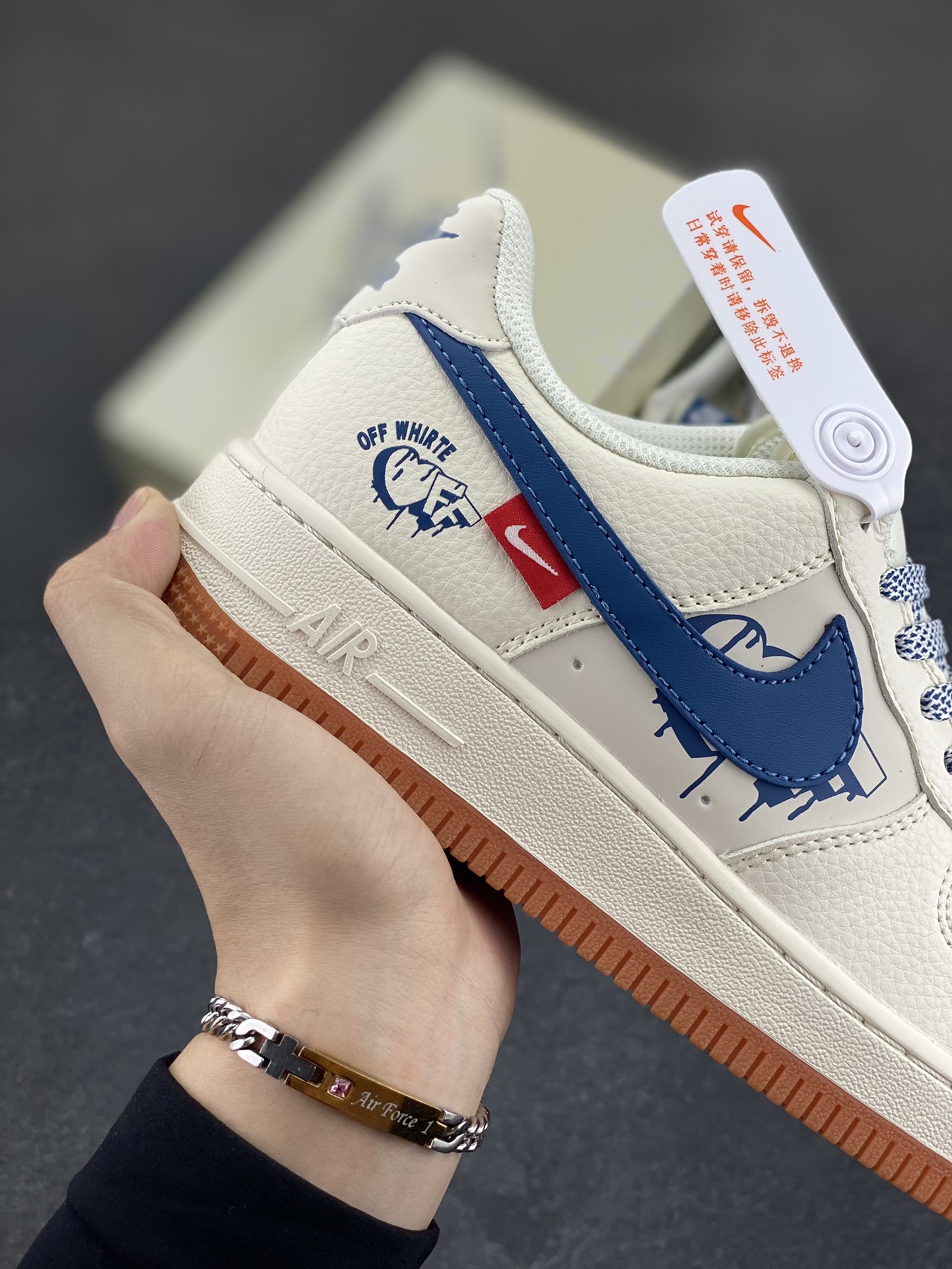 图片[6]-Nike Air Force 1 \’07 Low “OFF-WHITE联名——爱心米蓝生胶”空军一号 低帮 运动鞋 休闲鞋 折边针车 工艺难度大 原楦头原纸板 原装鞋盒 定制五金配件 内置全掌气垫 原厂鞋底 货号：QW5836-001 尺码：36 36.5 37.5 38 38.5 39 40 40.5 41 42 42.5 43 44 44.5 45-选品中心
