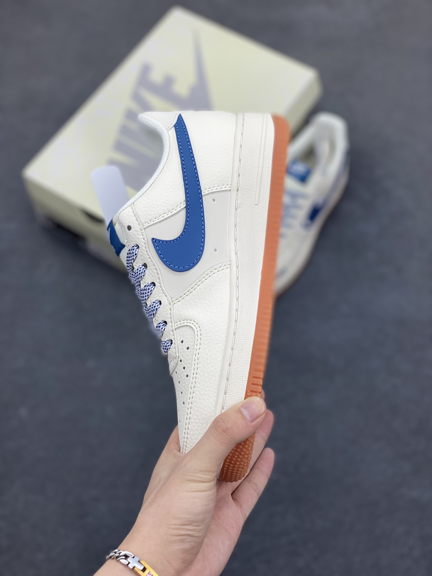 图片[3]-Nike Air Force 1 \’07 Low “OFF-WHITE联名——爱心米蓝生胶”空军一号 低帮 运动鞋 休闲鞋 折边针车 工艺难度大 原楦头原纸板 原装鞋盒 定制五金配件 内置全掌气垫 原厂鞋底 货号：QW5836-001 尺码：36 36.5 37.5 38 38.5 39 40 40.5 41 42 42.5 43 44 44.5 45-选品中心