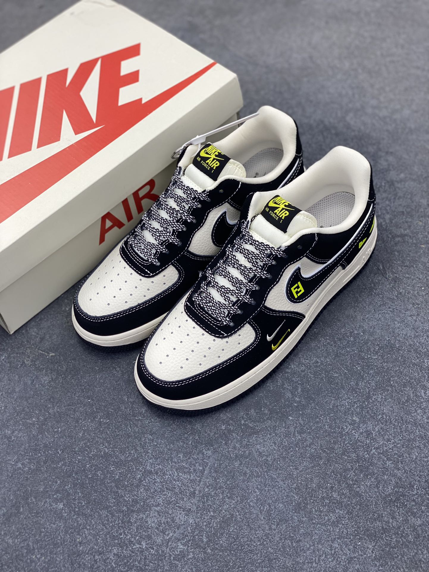 图片[8]-NIke Air Force 1 \’07 Low “芬迪联名——小怪兽”空军一号 低帮 运动鞋 休闲鞋 折边针车 工艺难度大 原楦头原纸板 原装鞋盒 定制五金配件 内置全掌气垫 原厂鞋底 货号：XL1979-102 尺码：36 36.5 37.5 38 38.5 39 40 40.5 41 42 42.5 43 44 44.5 45-选品中心