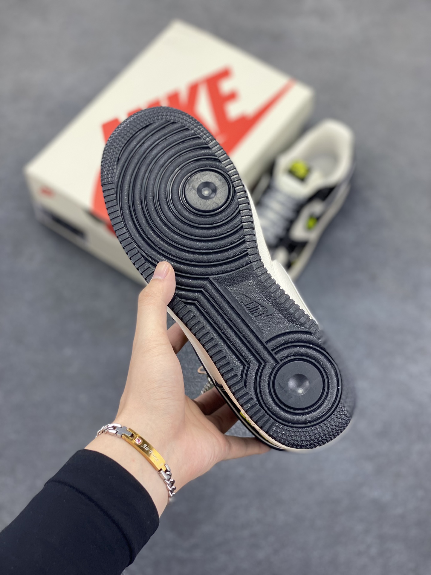 图片[5]-NIke Air Force 1 \’07 Low “芬迪联名——小怪兽”空军一号 低帮 运动鞋 休闲鞋 折边针车 工艺难度大 原楦头原纸板 原装鞋盒 定制五金配件 内置全掌气垫 原厂鞋底 货号：XL1979-102 尺码：36 36.5 37.5 38 38.5 39 40 40.5 41 42 42.5 43 44 44.5 45-选品中心