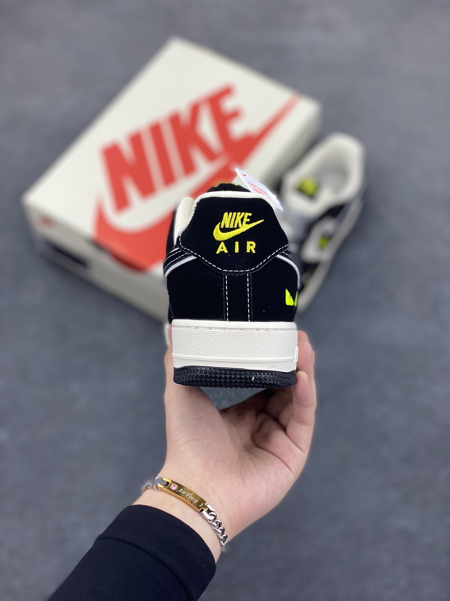 图片[4]-NIke Air Force 1 \’07 Low “芬迪联名——小怪兽”空军一号 低帮 运动鞋 休闲鞋 折边针车 工艺难度大 原楦头原纸板 原装鞋盒 定制五金配件 内置全掌气垫 原厂鞋底 货号：XL1979-102 尺码：36 36.5 37.5 38 38.5 39 40 40.5 41 42 42.5 43 44 44.5 45-选品中心