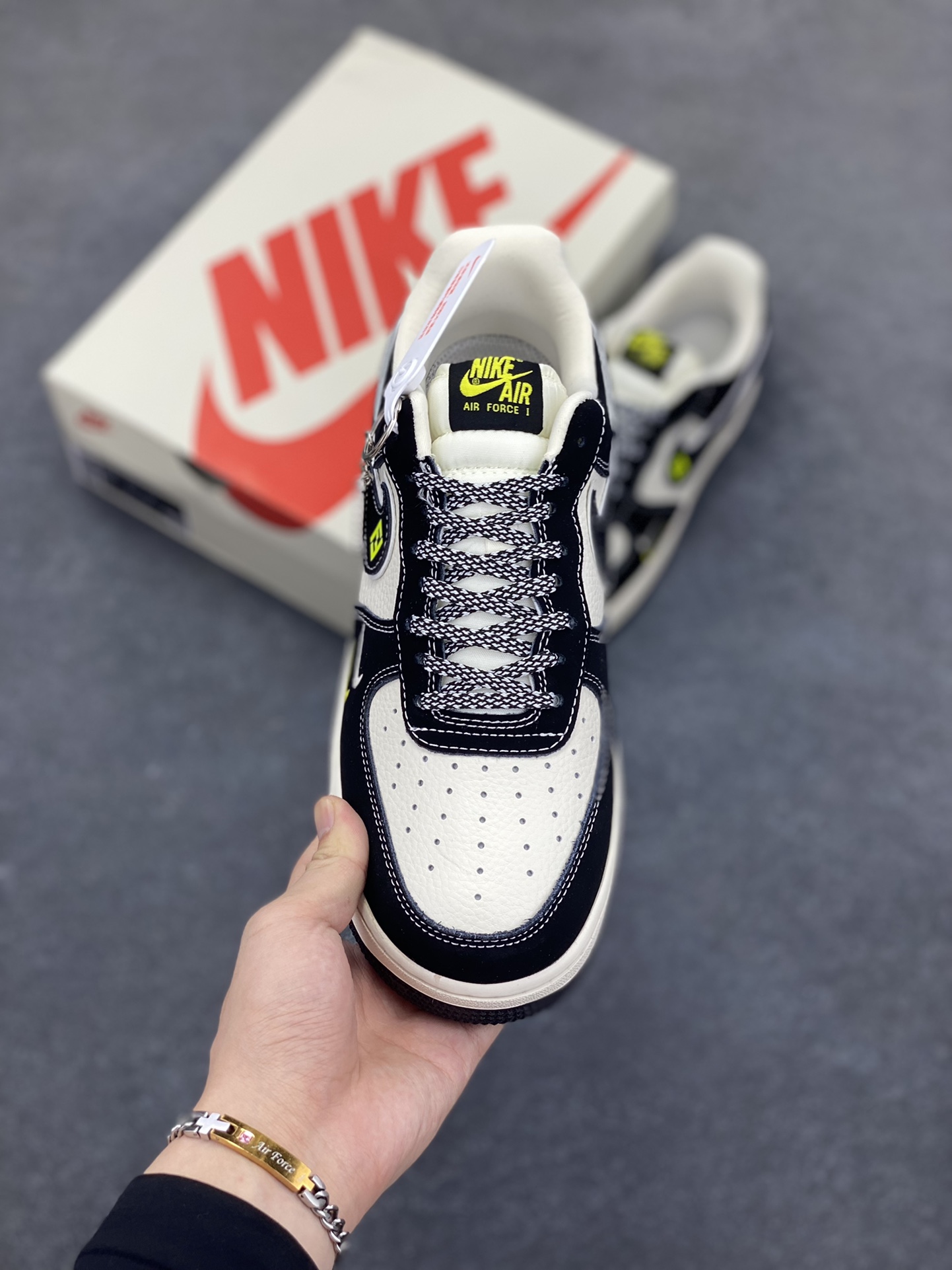 图片[2]-NIke Air Force 1 \’07 Low “芬迪联名——小怪兽”空军一号 低帮 运动鞋 休闲鞋 折边针车 工艺难度大 原楦头原纸板 原装鞋盒 定制五金配件 内置全掌气垫 原厂鞋底 货号：XL1979-102 尺码：36 36.5 37.5 38 38.5 39 40 40.5 41 42 42.5 43 44 44.5 45-选品中心