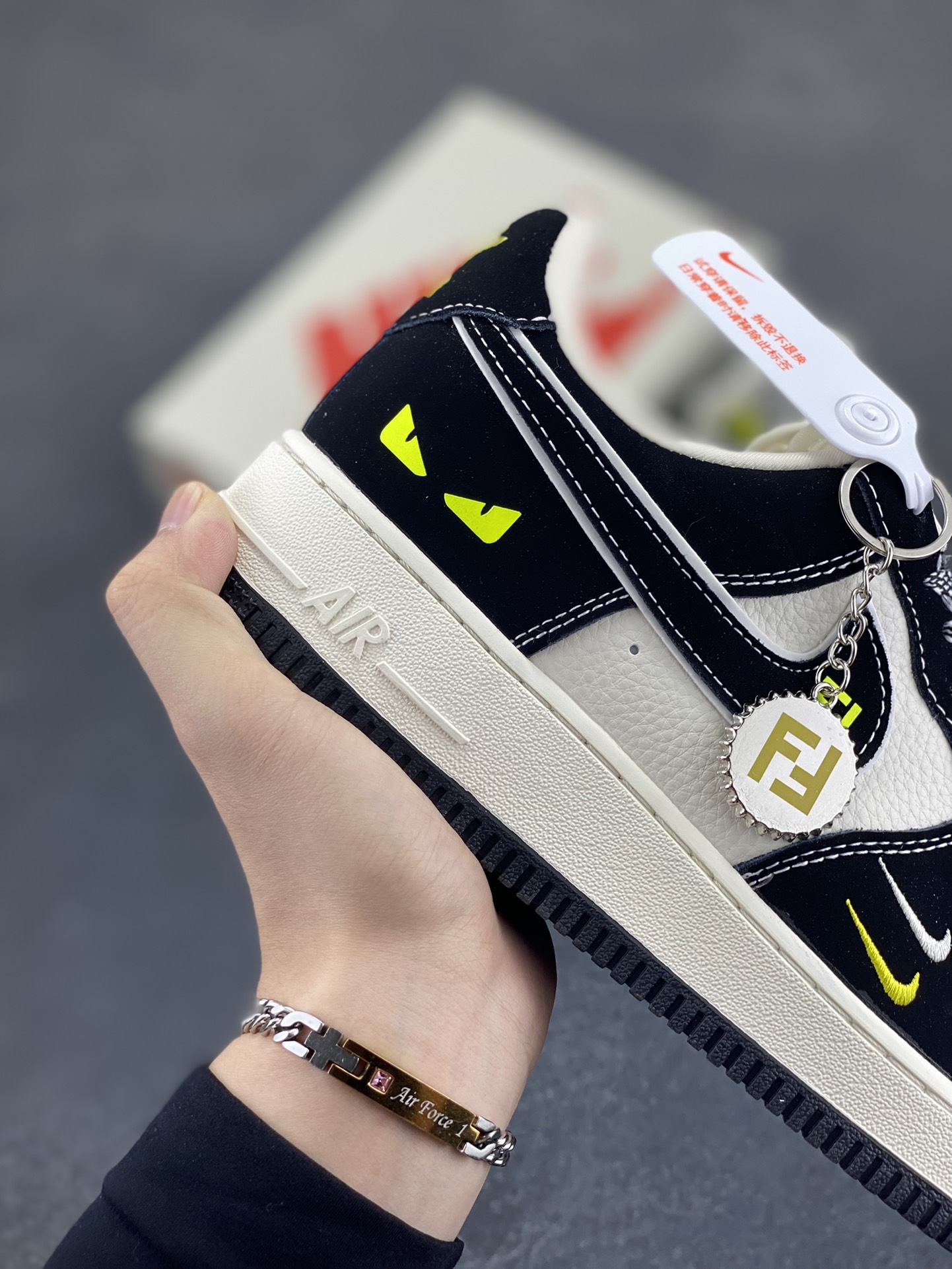 图片[6]-NIke Air Force 1 \’07 Low “芬迪联名——小怪兽”空军一号 低帮 运动鞋 休闲鞋 折边针车 工艺难度大 原楦头原纸板 原装鞋盒 定制五金配件 内置全掌气垫 原厂鞋底 货号：XL1979-102 尺码：36 36.5 37.5 38 38.5 39 40 40.5 41 42 42.5 43 44 44.5 45-选品中心