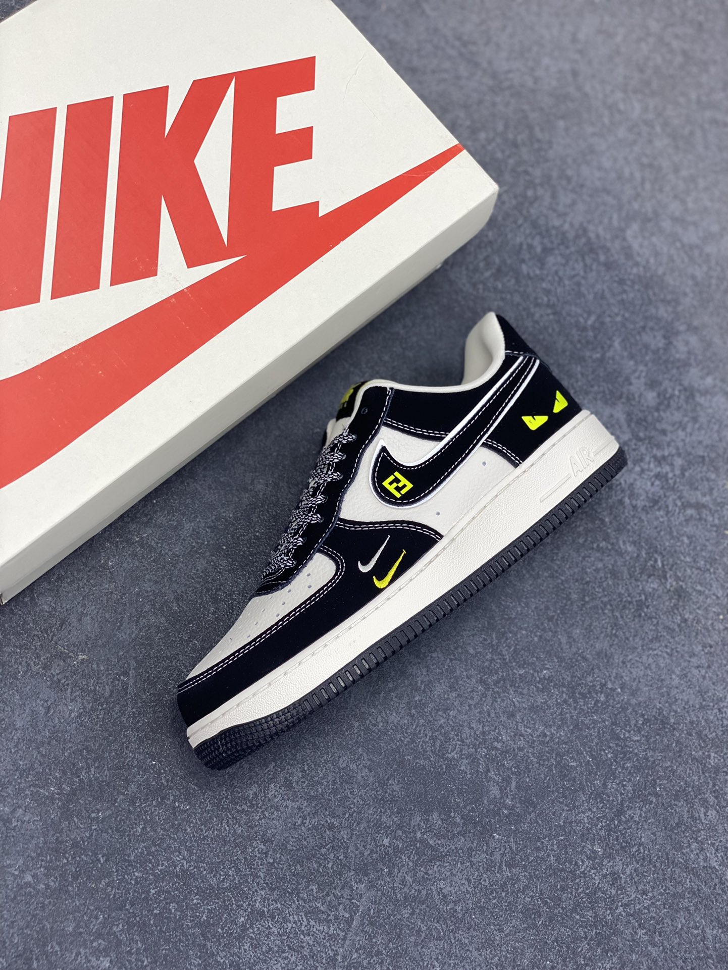 图片[7]-NIke Air Force 1 \’07 Low “芬迪联名——小怪兽”空军一号 低帮 运动鞋 休闲鞋 折边针车 工艺难度大 原楦头原纸板 原装鞋盒 定制五金配件 内置全掌气垫 原厂鞋底 货号：XL1979-102 尺码：36 36.5 37.5 38 38.5 39 40 40.5 41 42 42.5 43 44 44.5 45-选品中心