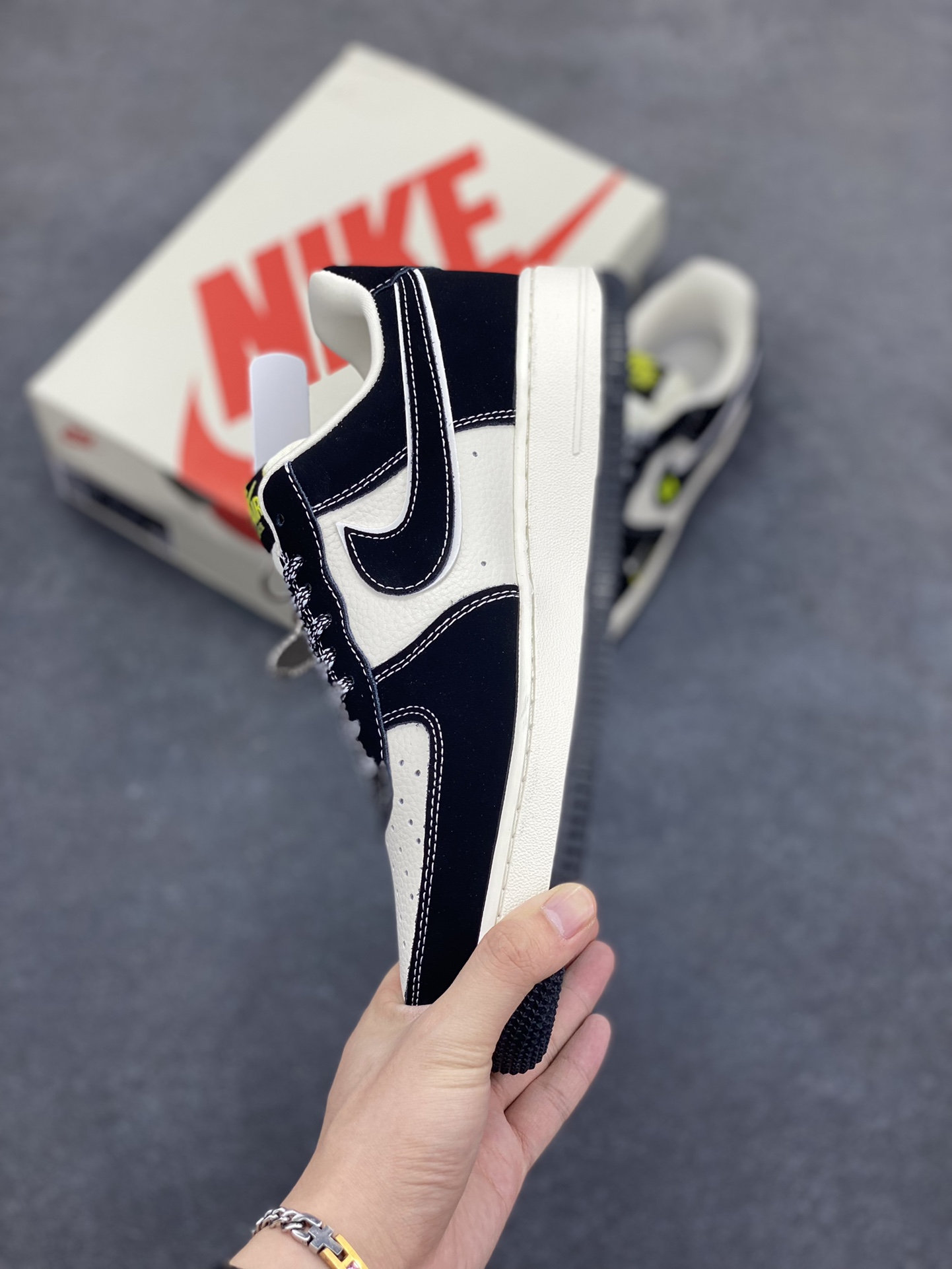 图片[3]-NIke Air Force 1 \’07 Low “芬迪联名——小怪兽”空军一号 低帮 运动鞋 休闲鞋 折边针车 工艺难度大 原楦头原纸板 原装鞋盒 定制五金配件 内置全掌气垫 原厂鞋底 货号：XL1979-102 尺码：36 36.5 37.5 38 38.5 39 40 40.5 41 42 42.5 43 44 44.5 45-选品中心