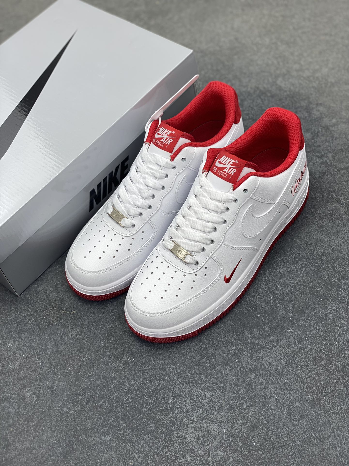 图片[8]-Undefeated x Nike Air Force 1 Low 白黑 空军一号低帮休闲板鞋 定制皮料 原装定制鞋盒 细节满满 原楦头原纸板 内置全掌气垫 货号：ZH0316-103 尺码：36 36.5 37.5 38 38.5 39 40 40.5 41 42 42.5 43 44 44.5 45-选品中心