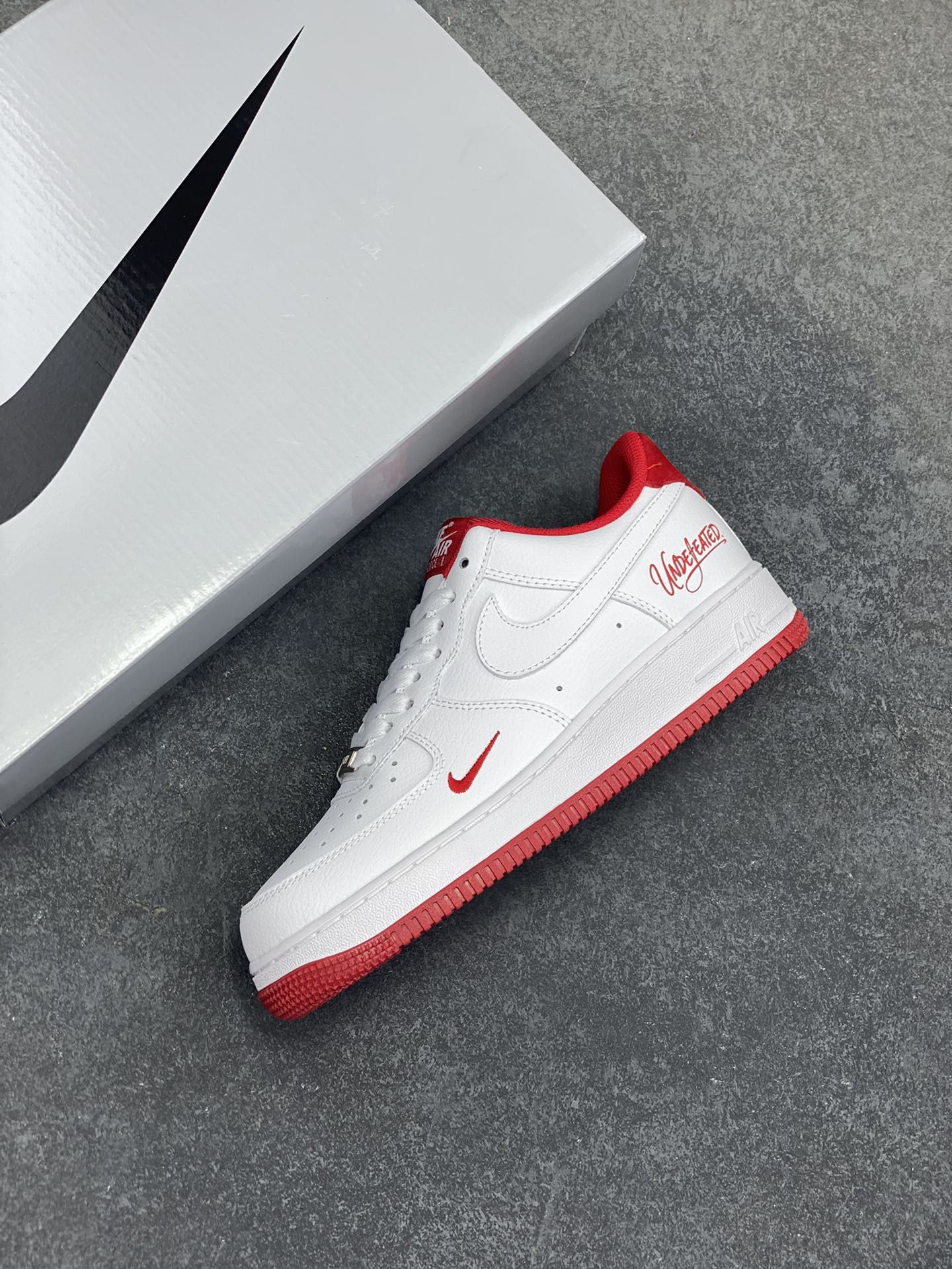 图片[7]-Undefeated x Nike Air Force 1 Low 白黑 空军一号低帮休闲板鞋 定制皮料 原装定制鞋盒 细节满满 原楦头原纸板 内置全掌气垫 货号：ZH0316-103 尺码：36 36.5 37.5 38 38.5 39 40 40.5 41 42 42.5 43 44 44.5 45-选品中心