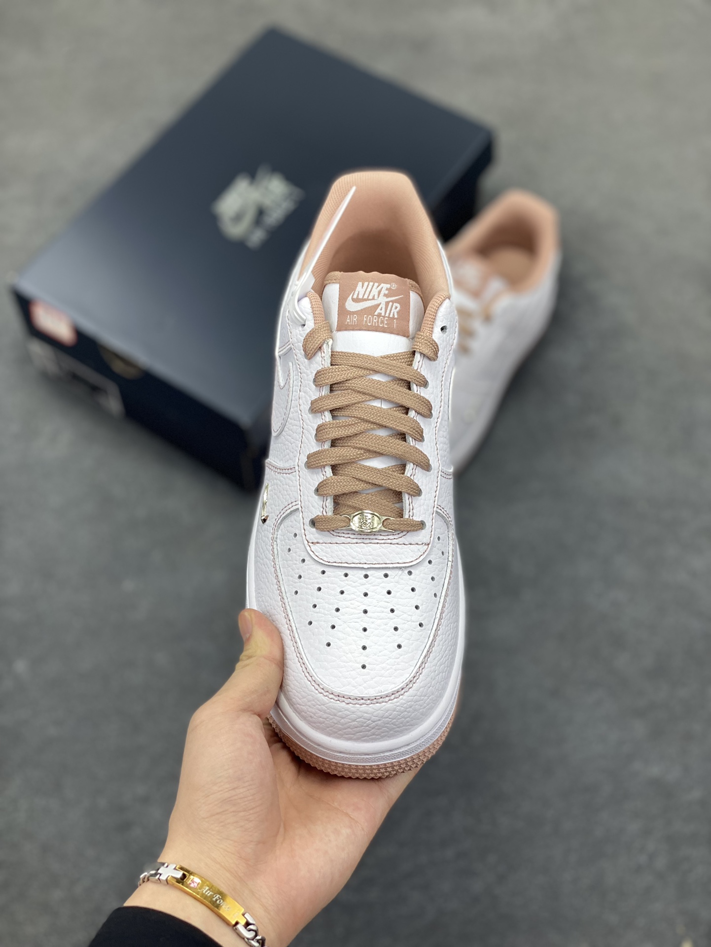 图片[2]-Nike Air Force 1 Low 白粉线小银勾 空军一号低帮运动休闲板鞋 原楦头原纸板 打造纯正空军版型#专注外贸渠道 全掌内置蜂窝气垫 #原盒配件 原厂中底钢印、拉帮完美 货号：IB6543-100 尺码：35.5 36 36.5 37.5 38 38.5 39 40 40.5 41 42 42.5 43 44 44.5 45-选品中心