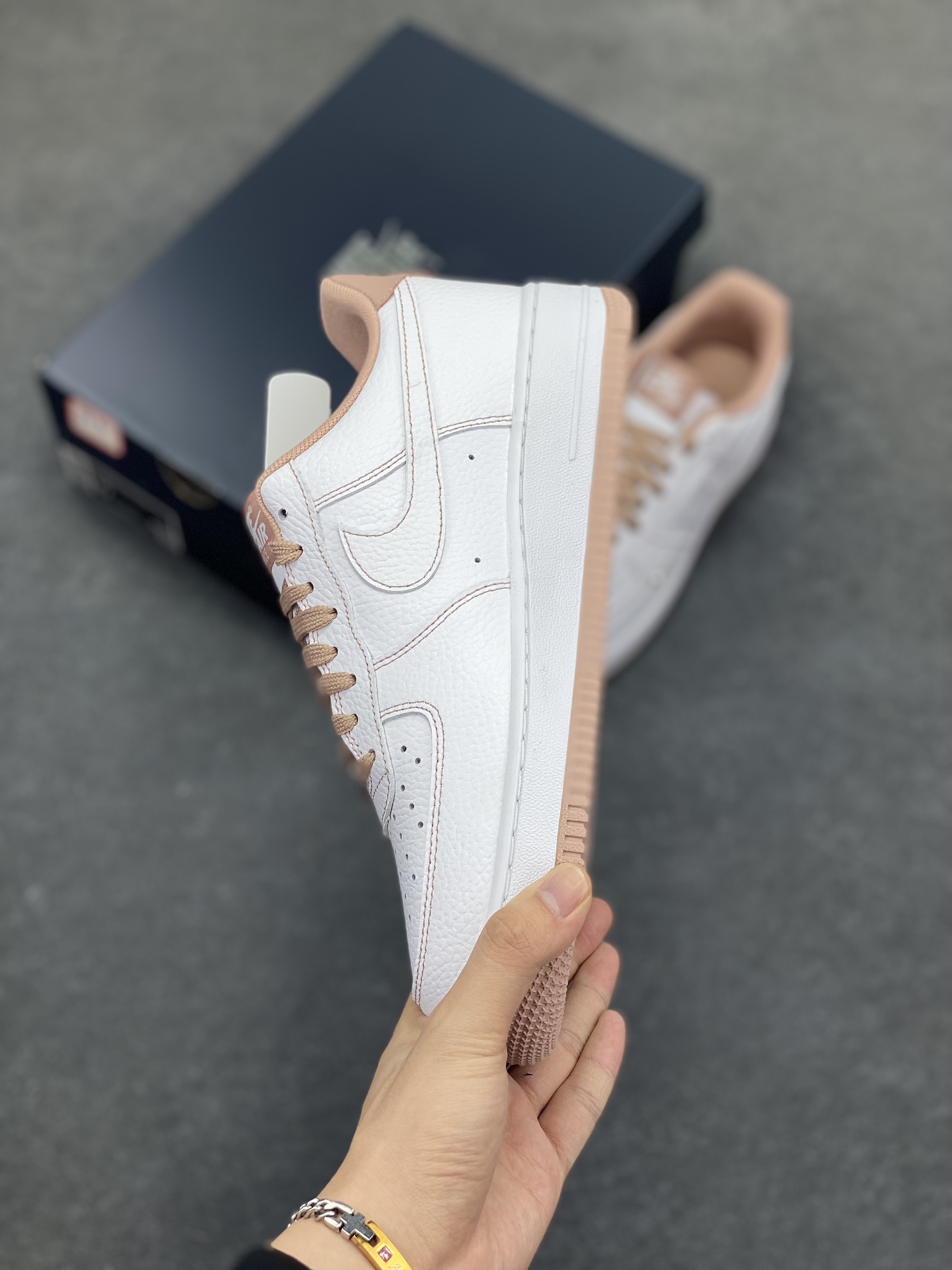 图片[3]-Nike Air Force 1 Low 白粉线小银勾 空军一号低帮运动休闲板鞋 原楦头原纸板 打造纯正空军版型#专注外贸渠道 全掌内置蜂窝气垫 #原盒配件 原厂中底钢印、拉帮完美 货号：IB6543-100 尺码：35.5 36 36.5 37.5 38 38.5 39 40 40.5 41 42 42.5 43 44 44.5 45-选品中心