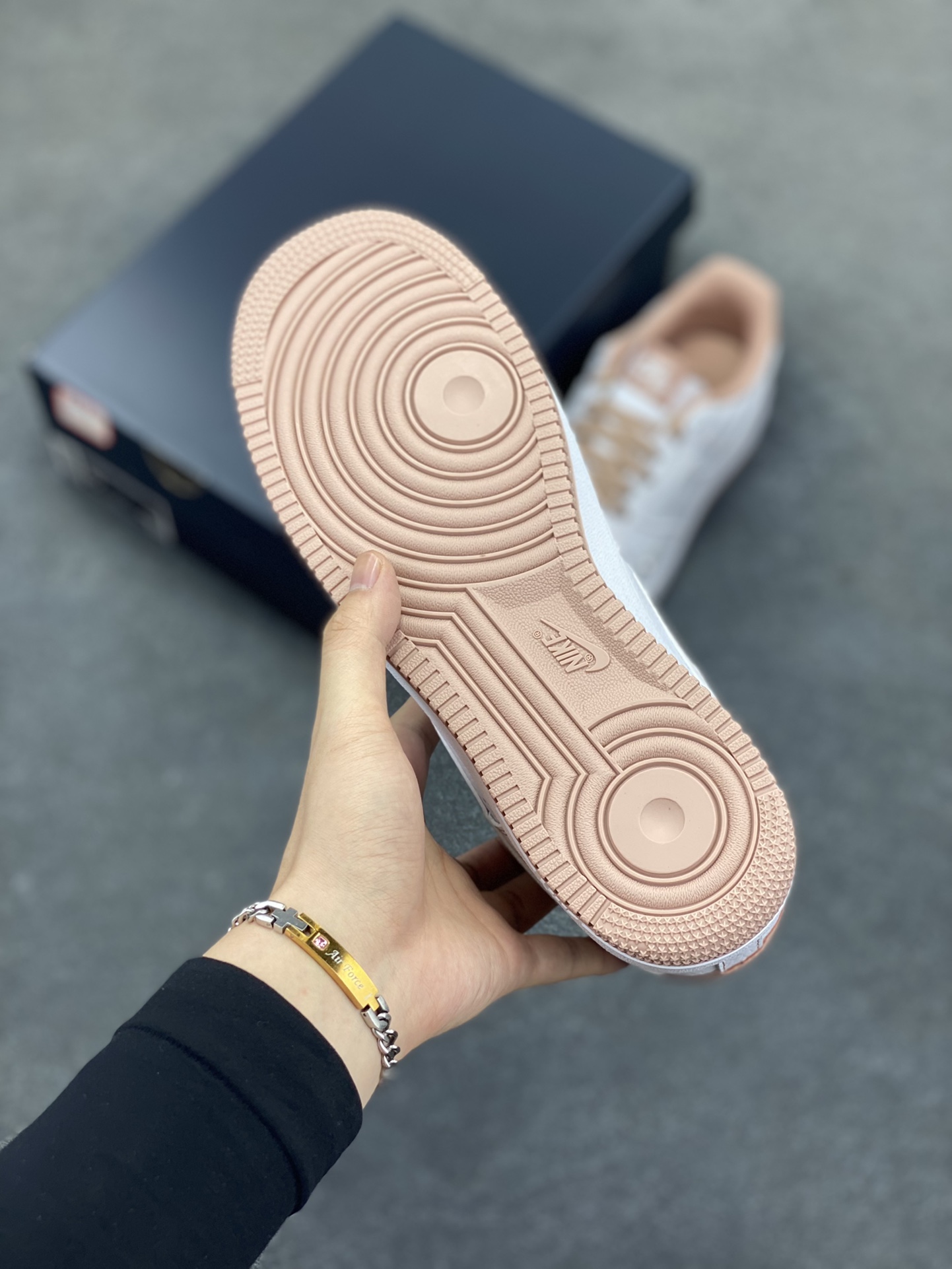 图片[5]-Nike Air Force 1 Low 白粉线小银勾 空军一号低帮运动休闲板鞋 原楦头原纸板 打造纯正空军版型#专注外贸渠道 全掌内置蜂窝气垫 #原盒配件 原厂中底钢印、拉帮完美 货号：IB6543-100 尺码：35.5 36 36.5 37.5 38 38.5 39 40 40.5 41 42 42.5 43 44 44.5 45-选品中心