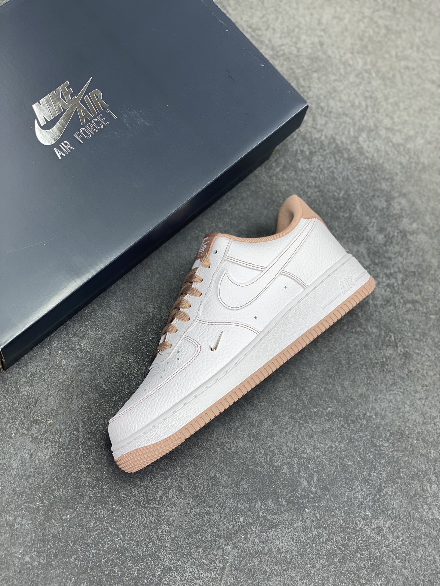 图片[7]-Nike Air Force 1 Low 白粉线小银勾 空军一号低帮运动休闲板鞋 原楦头原纸板 打造纯正空军版型#专注外贸渠道 全掌内置蜂窝气垫 #原盒配件 原厂中底钢印、拉帮完美 货号：IB6543-100 尺码：35.5 36 36.5 37.5 38 38.5 39 40 40.5 41 42 42.5 43 44 44.5 45-选品中心