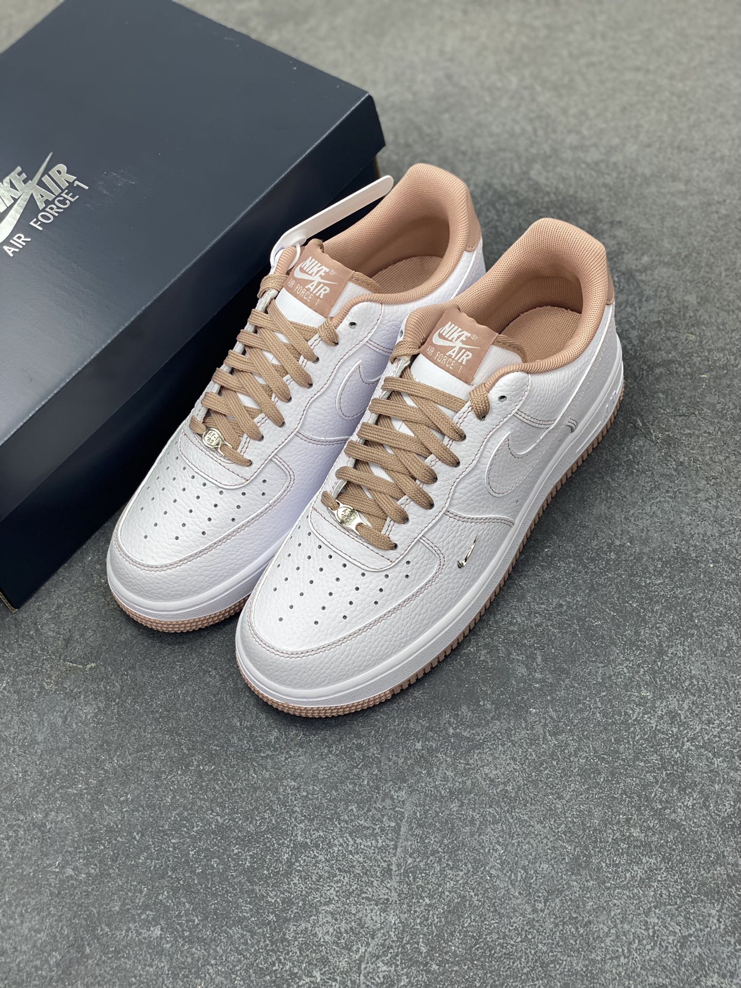图片[8]-Nike Air Force 1 Low 白粉线小银勾 空军一号低帮运动休闲板鞋 原楦头原纸板 打造纯正空军版型#专注外贸渠道 全掌内置蜂窝气垫 #原盒配件 原厂中底钢印、拉帮完美 货号：IB6543-100 尺码：35.5 36 36.5 37.5 38 38.5 39 40 40.5 41 42 42.5 43 44 44.5 45-选品中心