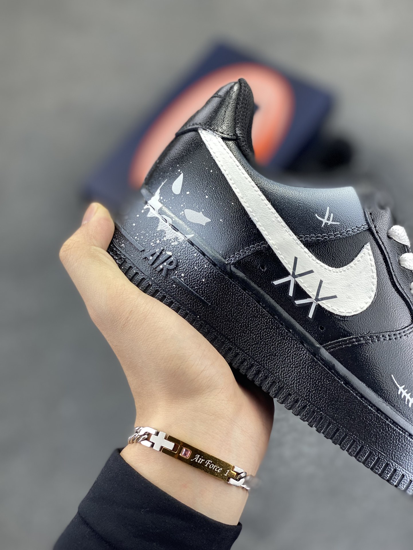 图片[6]-手绘涂鸦“恶魔微笑”😈“Devil smiles”😈空军一号定制板鞋 这双 Nike Air Force 1 ，以独特灰调为主色调，似隐匿于暗夜的神秘气场。鞋身点缀的细节，如暗藏锋芒的纹路，恰似恶魔嘴角若有似无的微笑 ，危险又迷人。经典 Swoosh 标志与做旧质感碰撞，打破常规，将叛逆与潮流糅合，每一步都似踏在个性的边界，是街头潮人中“恶魔微笑”般的存在，用不羁诠释独属于自己的时尚咒语 货号：CW2288-018 尺码：36 36.5 37.5 38 38.5 39 40 40.5 41 42 42.5 43 44 44.5 45-选品中心