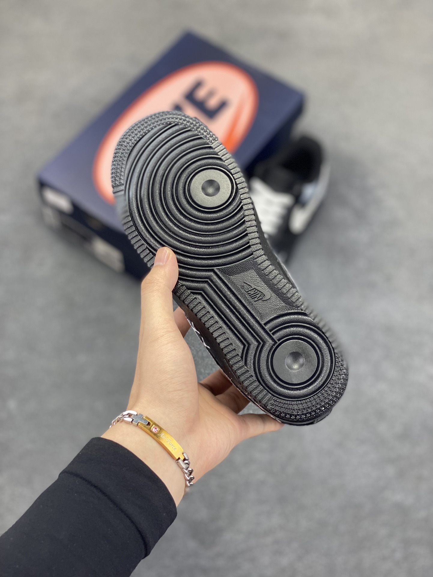 图片[5]-手绘涂鸦“恶魔微笑”😈“Devil smiles”😈空军一号定制板鞋 这双 Nike Air Force 1 ，以独特灰调为主色调，似隐匿于暗夜的神秘气场。鞋身点缀的细节，如暗藏锋芒的纹路，恰似恶魔嘴角若有似无的微笑 ，危险又迷人。经典 Swoosh 标志与做旧质感碰撞，打破常规，将叛逆与潮流糅合，每一步都似踏在个性的边界，是街头潮人中“恶魔微笑”般的存在，用不羁诠释独属于自己的时尚咒语 货号：CW2288-018 尺码：36 36.5 37.5 38 38.5 39 40 40.5 41 42 42.5 43 44 44.5 45-选品中心