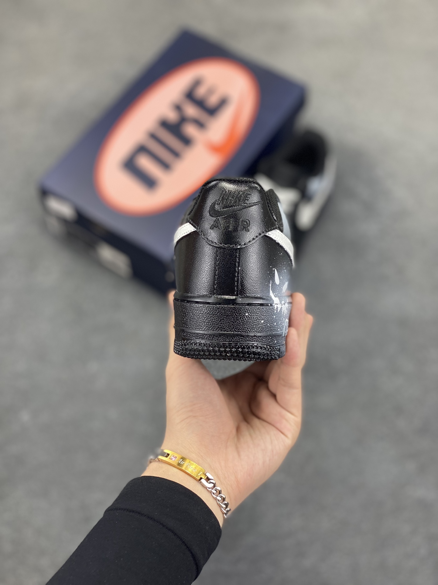 图片[4]-手绘涂鸦“恶魔微笑”😈“Devil smiles”😈空军一号定制板鞋 这双 Nike Air Force 1 ，以独特灰调为主色调，似隐匿于暗夜的神秘气场。鞋身点缀的细节，如暗藏锋芒的纹路，恰似恶魔嘴角若有似无的微笑 ，危险又迷人。经典 Swoosh 标志与做旧质感碰撞，打破常规，将叛逆与潮流糅合，每一步都似踏在个性的边界，是街头潮人中“恶魔微笑”般的存在，用不羁诠释独属于自己的时尚咒语 货号：CW2288-018 尺码：36 36.5 37.5 38 38.5 39 40 40.5 41 42 42.5 43 44 44.5 45-选品中心