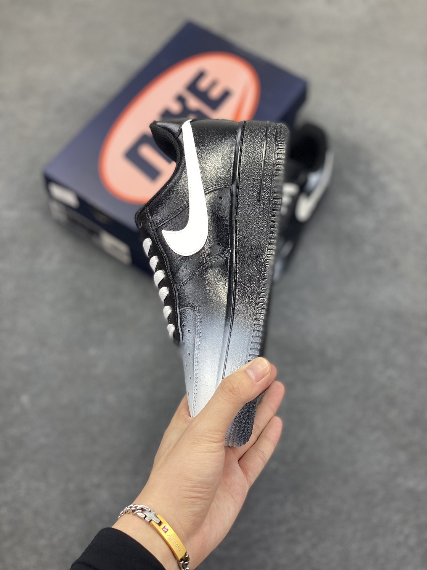 图片[3]-手绘涂鸦“恶魔微笑”😈“Devil smiles”😈空军一号定制板鞋 这双 Nike Air Force 1 ，以独特灰调为主色调，似隐匿于暗夜的神秘气场。鞋身点缀的细节，如暗藏锋芒的纹路，恰似恶魔嘴角若有似无的微笑 ，危险又迷人。经典 Swoosh 标志与做旧质感碰撞，打破常规，将叛逆与潮流糅合，每一步都似踏在个性的边界，是街头潮人中“恶魔微笑”般的存在，用不羁诠释独属于自己的时尚咒语 货号：CW2288-018 尺码：36 36.5 37.5 38 38.5 39 40 40.5 41 42 42.5 43 44 44.5 45-选品中心