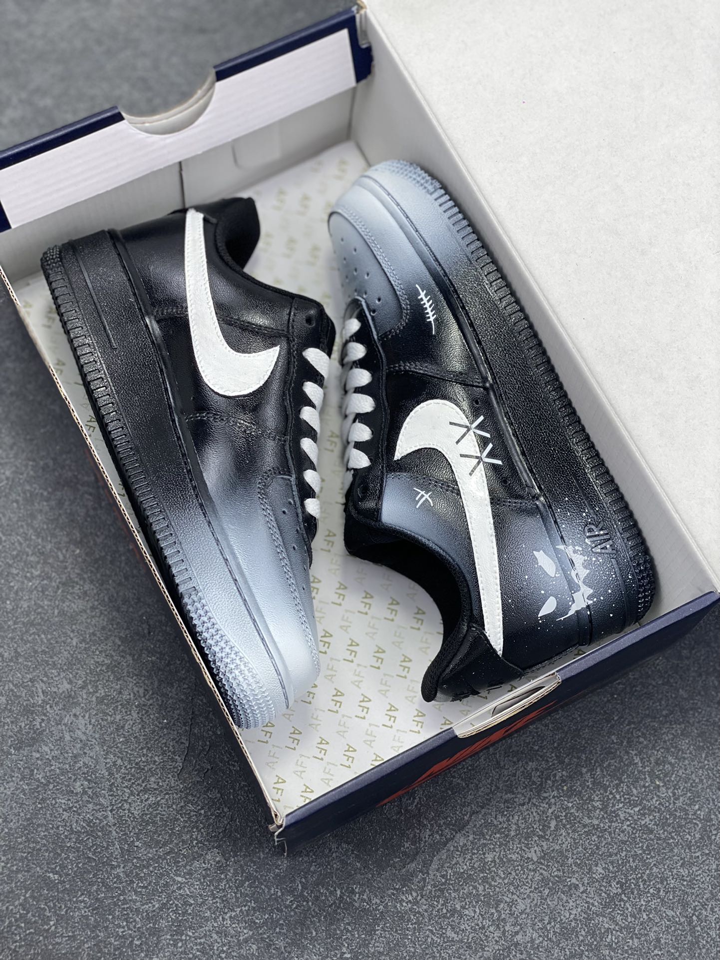 图片[9]-手绘涂鸦“恶魔微笑”😈“Devil smiles”😈空军一号定制板鞋 这双 Nike Air Force 1 ，以独特灰调为主色调，似隐匿于暗夜的神秘气场。鞋身点缀的细节，如暗藏锋芒的纹路，恰似恶魔嘴角若有似无的微笑 ，危险又迷人。经典 Swoosh 标志与做旧质感碰撞，打破常规，将叛逆与潮流糅合，每一步都似踏在个性的边界，是街头潮人中“恶魔微笑”般的存在，用不羁诠释独属于自己的时尚咒语 货号：CW2288-018 尺码：36 36.5 37.5 38 38.5 39 40 40.5 41 42 42.5 43 44 44.5 45-选品中心