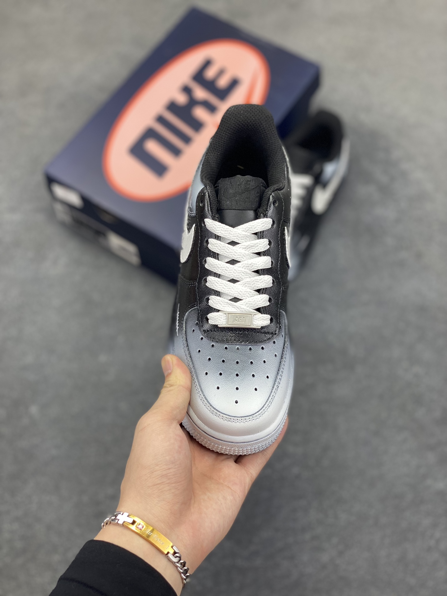 图片[2]-手绘涂鸦“恶魔微笑”😈“Devil smiles”😈空军一号定制板鞋 这双 Nike Air Force 1 ，以独特灰调为主色调，似隐匿于暗夜的神秘气场。鞋身点缀的细节，如暗藏锋芒的纹路，恰似恶魔嘴角若有似无的微笑 ，危险又迷人。经典 Swoosh 标志与做旧质感碰撞，打破常规，将叛逆与潮流糅合，每一步都似踏在个性的边界，是街头潮人中“恶魔微笑”般的存在，用不羁诠释独属于自己的时尚咒语 货号：CW2288-018 尺码：36 36.5 37.5 38 38.5 39 40 40.5 41 42 42.5 43 44 44.5 45-选品中心