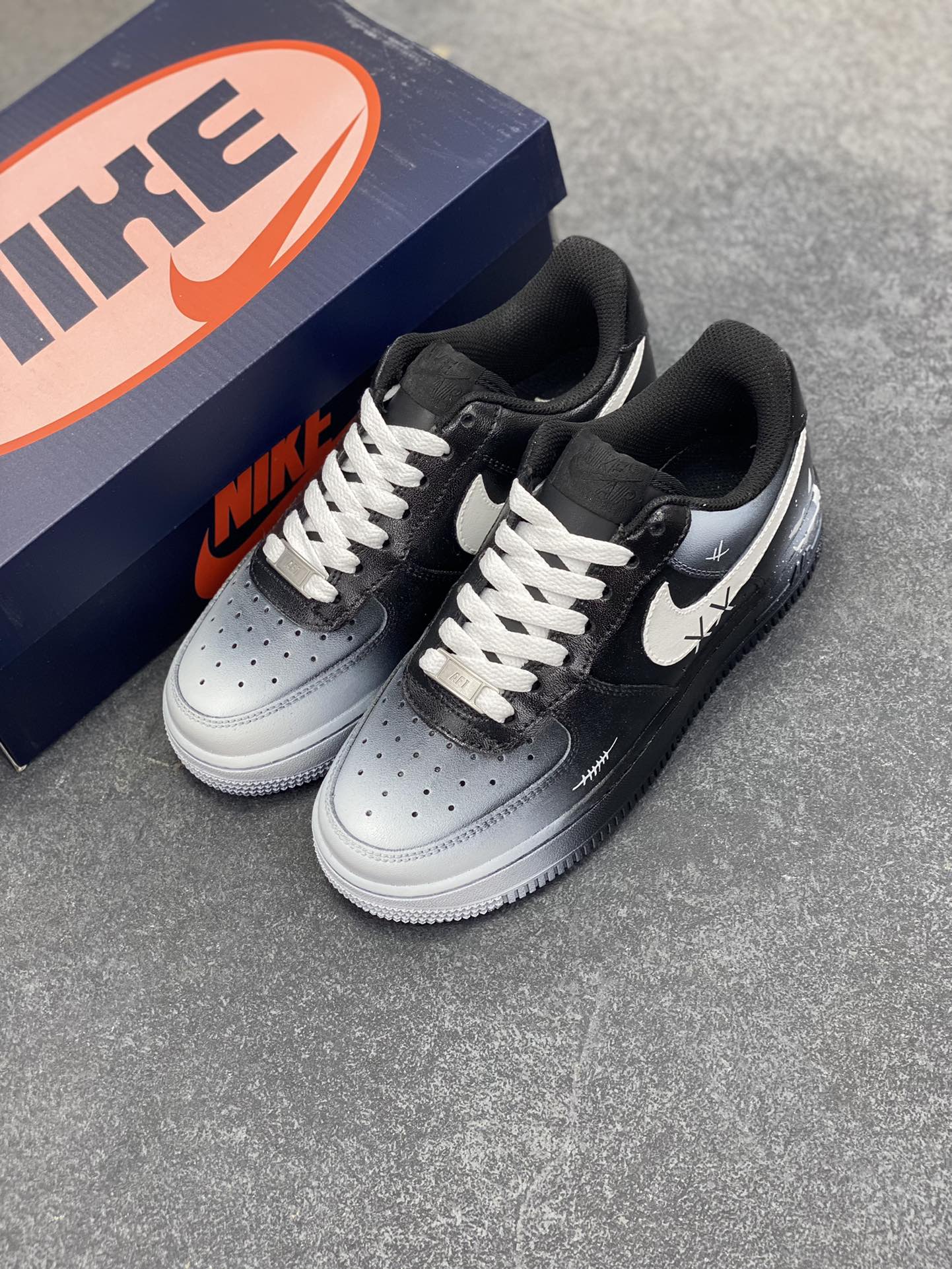 图片[8]-手绘涂鸦“恶魔微笑”😈“Devil smiles”😈空军一号定制板鞋 这双 Nike Air Force 1 ，以独特灰调为主色调，似隐匿于暗夜的神秘气场。鞋身点缀的细节，如暗藏锋芒的纹路，恰似恶魔嘴角若有似无的微笑 ，危险又迷人。经典 Swoosh 标志与做旧质感碰撞，打破常规，将叛逆与潮流糅合，每一步都似踏在个性的边界，是街头潮人中“恶魔微笑”般的存在，用不羁诠释独属于自己的时尚咒语 货号：CW2288-018 尺码：36 36.5 37.5 38 38.5 39 40 40.5 41 42 42.5 43 44 44.5 45-选品中心
