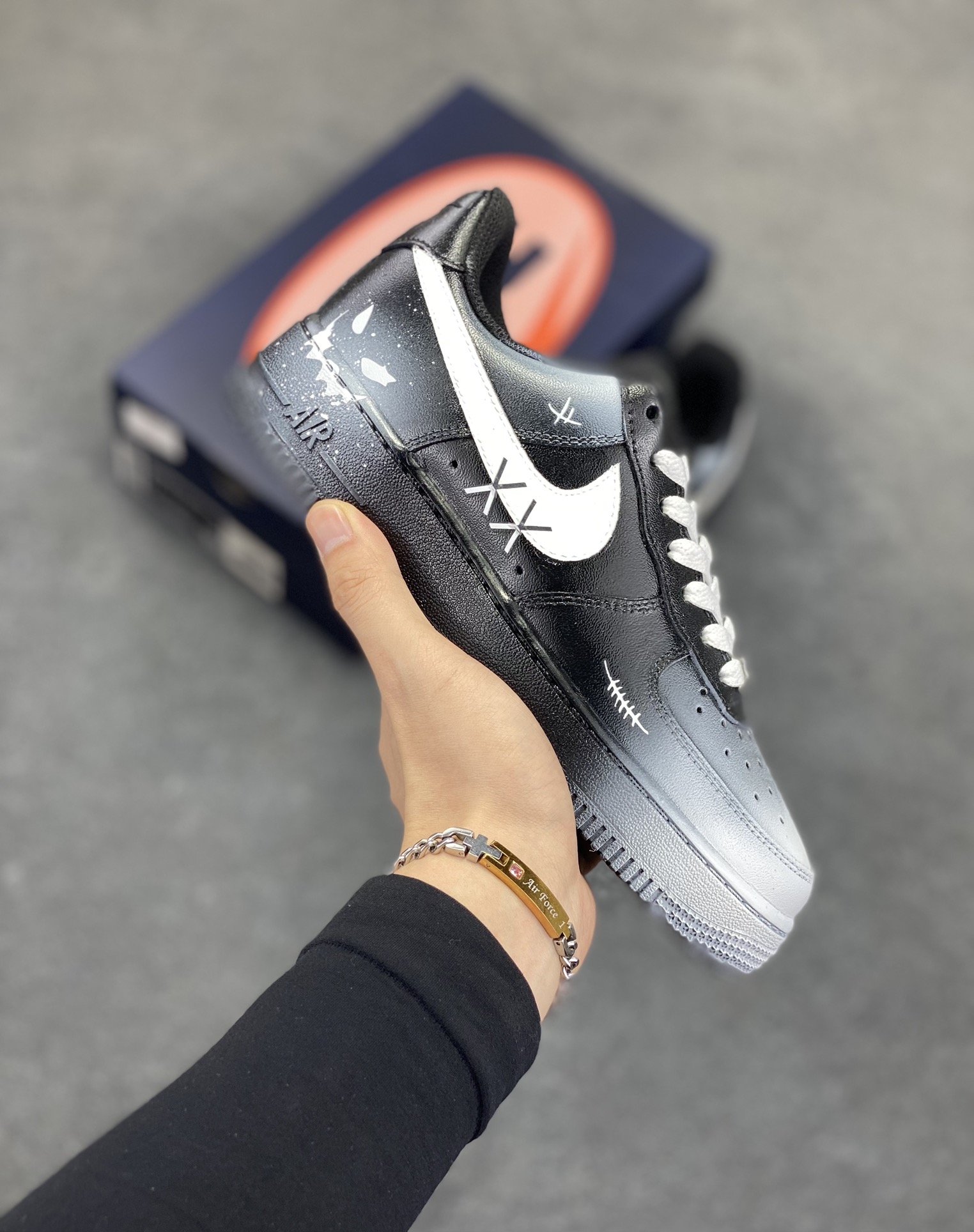 手绘涂鸦“恶魔微笑”😈“Devil smiles”😈空军一号定制板鞋 这双 Nike Air Force 1 ，以独特灰调为主色调，似隐匿于暗夜的神秘气场。鞋身点缀的细节，如暗藏锋芒的纹路，恰似恶魔嘴角若有似无的微笑 ，危险又迷人。经典 Swoosh 标志与做旧质感碰撞，打破常规，将叛逆与潮流糅合，每一步都似踏在个性的边界，是街头潮人中“恶魔微笑”般的存在，用不羁诠释独属于自己的时尚咒语 货号：CW2288-018 尺码：36 36.5 37.5 38 38.5 39 40 40.5 41 42 42.5 43 44 44.5 45-选品中心