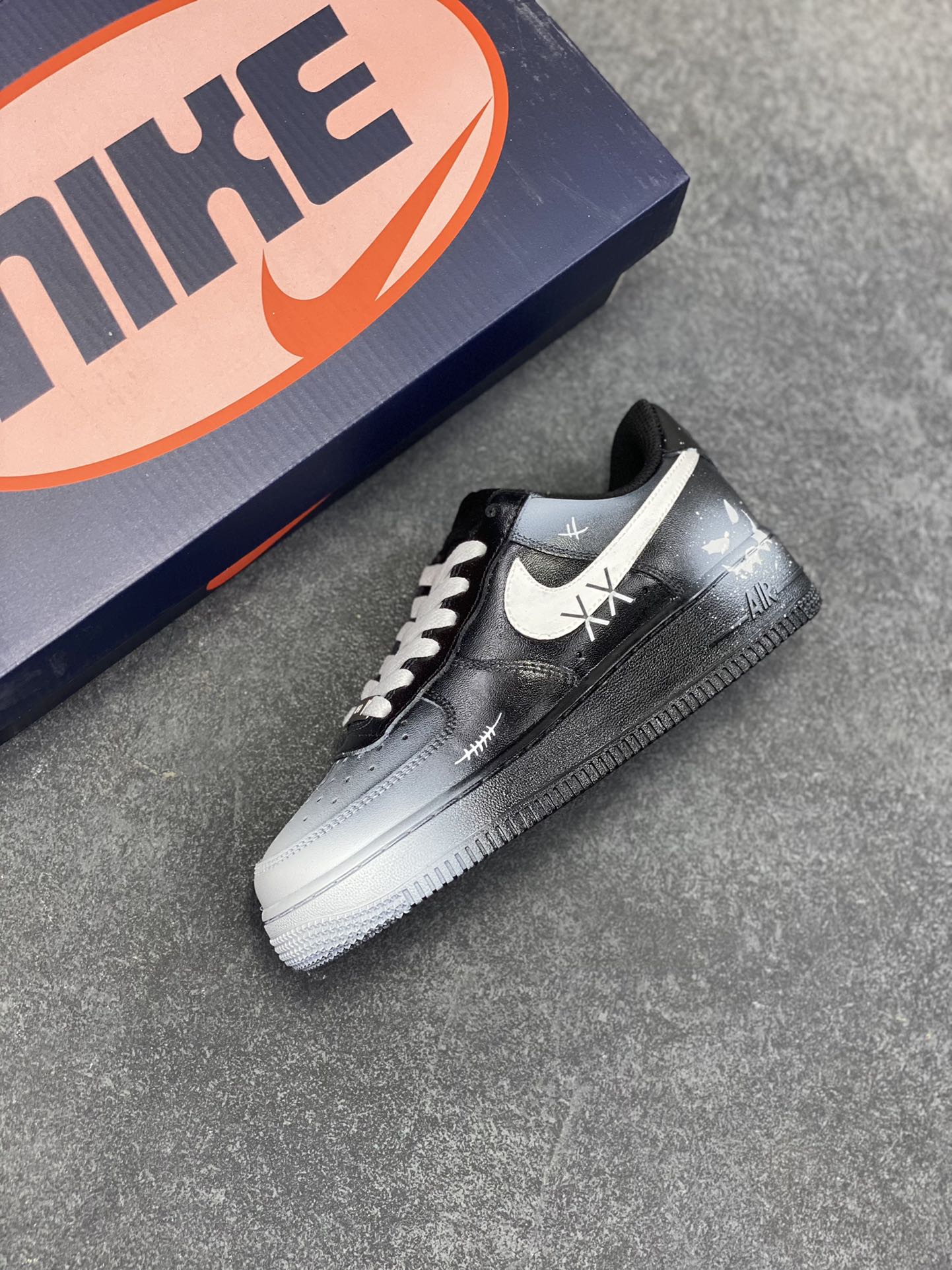 图片[7]-手绘涂鸦“恶魔微笑”😈“Devil smiles”😈空军一号定制板鞋 这双 Nike Air Force 1 ，以独特灰调为主色调，似隐匿于暗夜的神秘气场。鞋身点缀的细节，如暗藏锋芒的纹路，恰似恶魔嘴角若有似无的微笑 ，危险又迷人。经典 Swoosh 标志与做旧质感碰撞，打破常规，将叛逆与潮流糅合，每一步都似踏在个性的边界，是街头潮人中“恶魔微笑”般的存在，用不羁诠释独属于自己的时尚咒语 货号：CW2288-018 尺码：36 36.5 37.5 38 38.5 39 40 40.5 41 42 42.5 43 44 44.5 45-选品中心