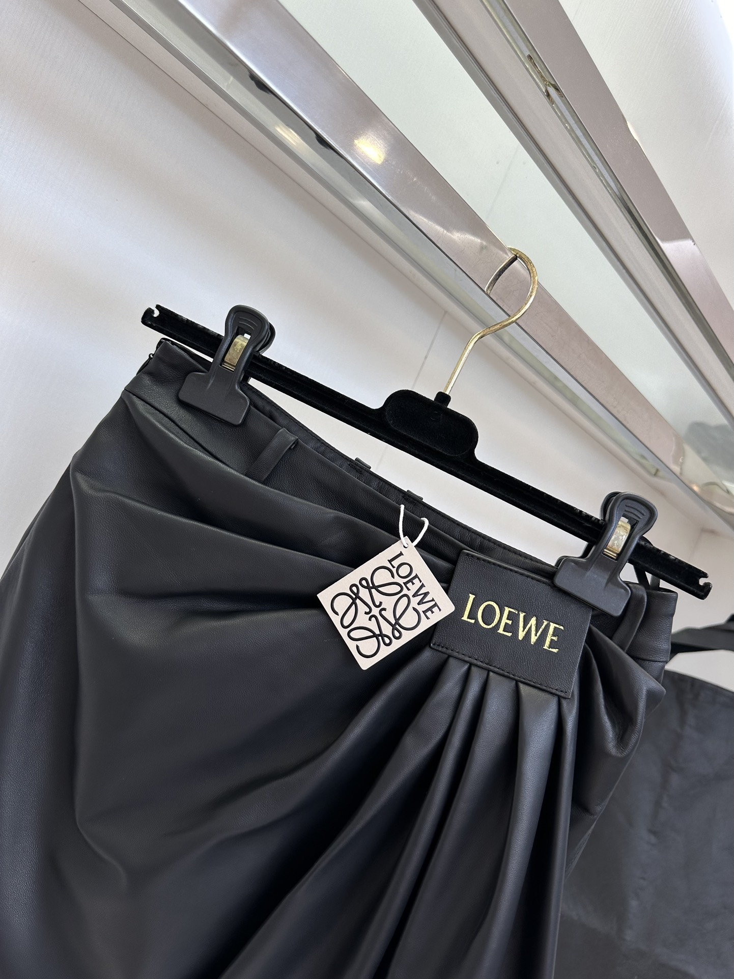 25s 要说好搭不过时又抓眼球 皮半裙当仁不让 这款皮裙看着就超有质感 高级立裁褶皱 设计的别致又灵动 