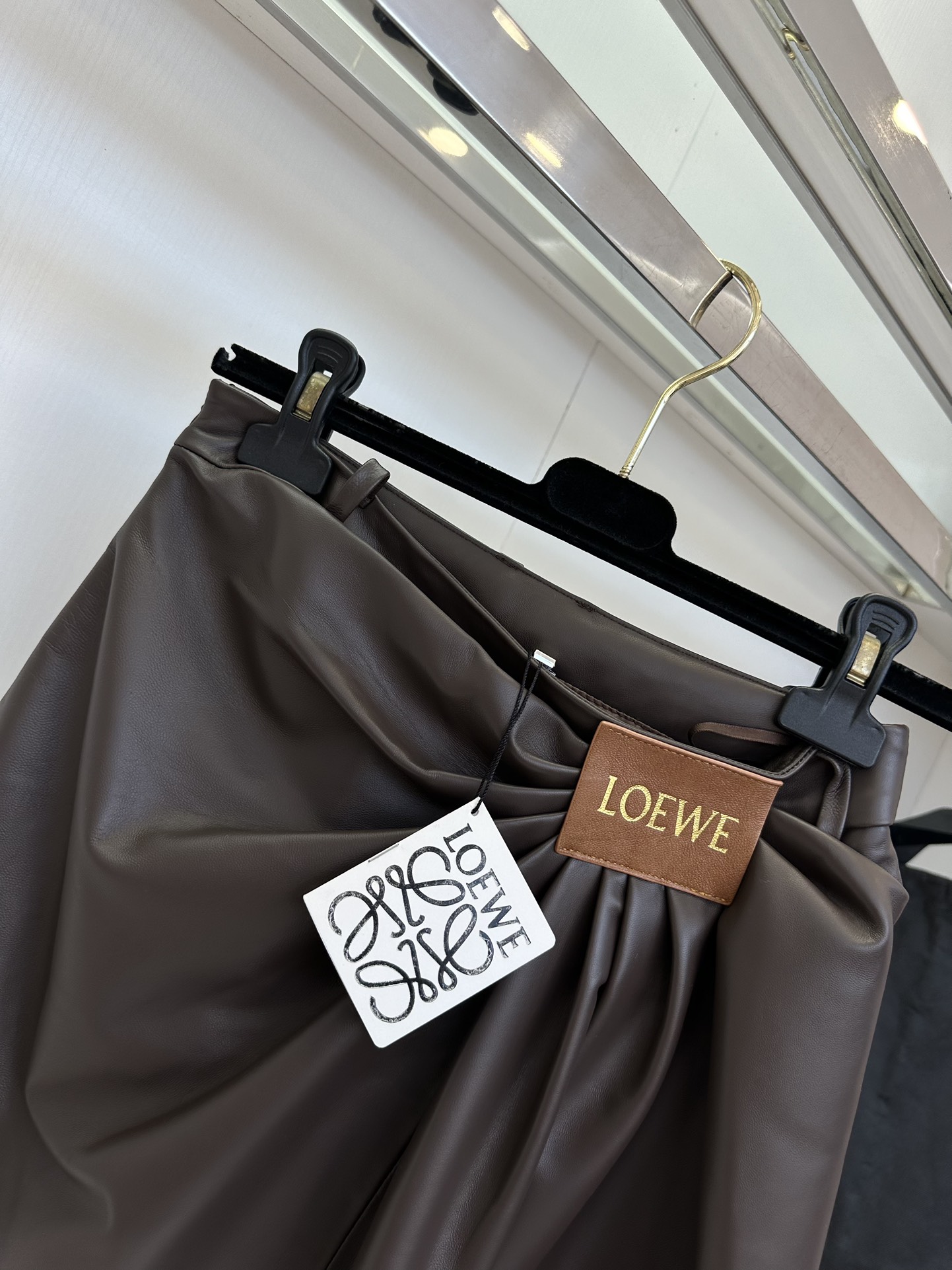 25s 要说好搭不过时又抓眼球 皮半裙当仁不让 这款皮裙看着就超有质感 高级立裁褶皱 设计的别致又灵动 