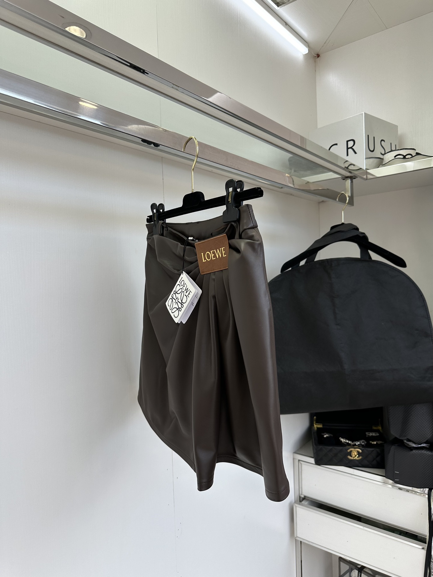 25s 要说好搭不过时又抓眼球 皮半裙当仁不让 这款皮裙看着就超有质感 高级立裁褶皱 设计的别致又灵动 