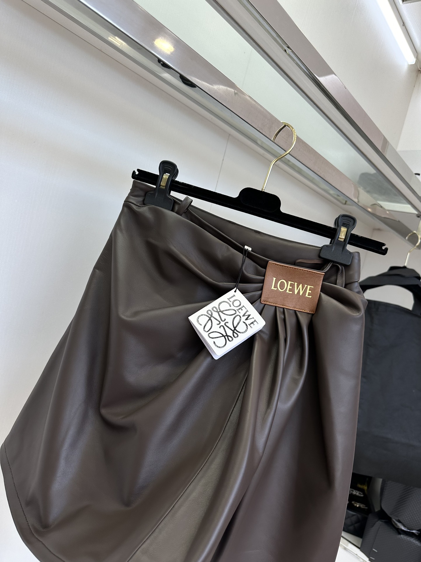 25s 要说好搭不过时又抓眼球 皮半裙当仁不让 这款皮裙看着就超有质感 高级立裁褶皱 设计的别致又灵动 