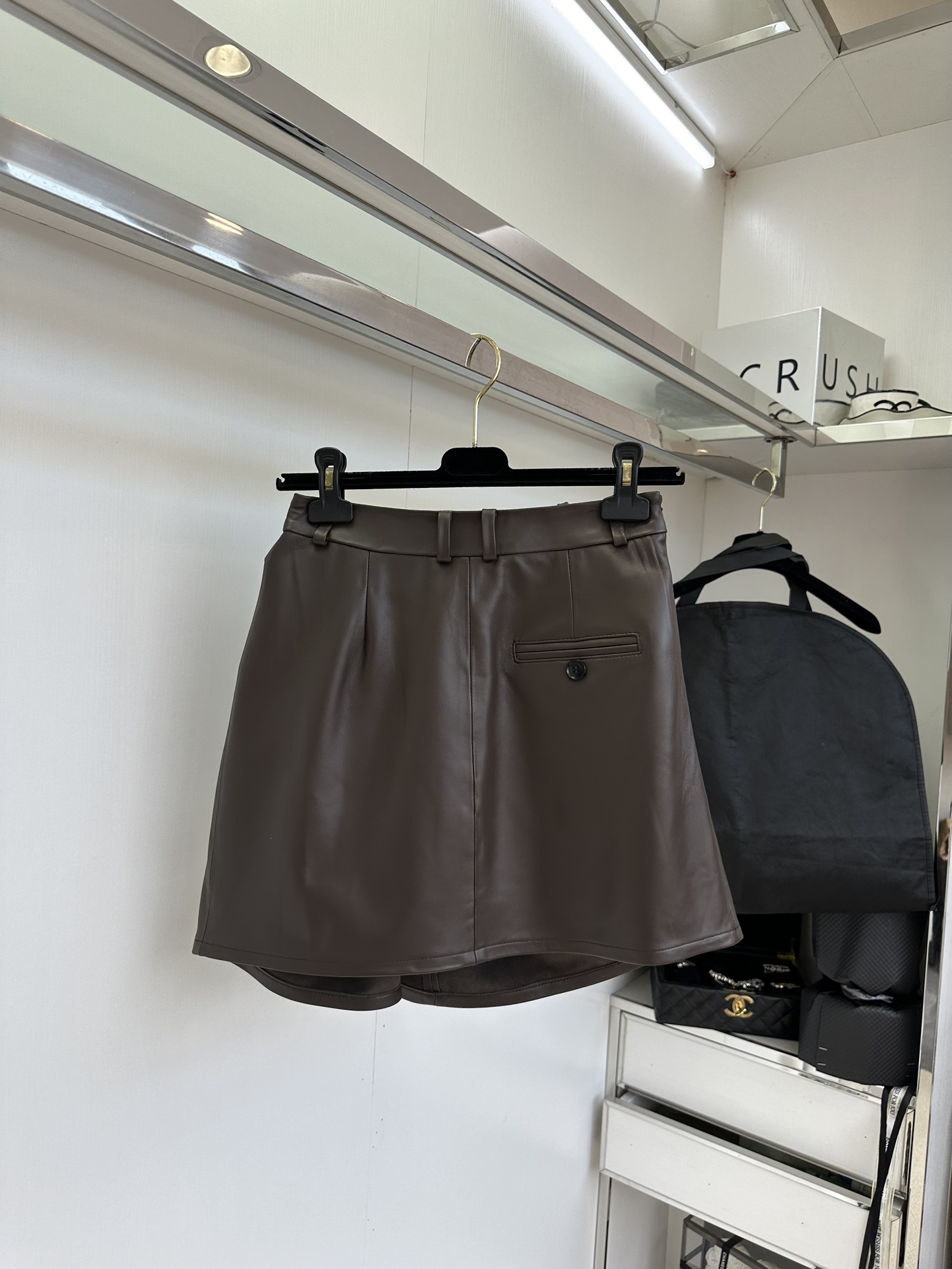 25s 要说好搭不过时又抓眼球 皮半裙当仁不让 这款皮裙看着就超有质感 高级立裁褶皱 设计的别致又灵动 