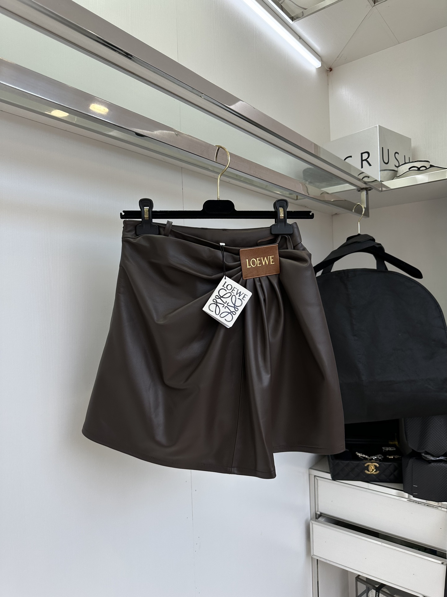 25s 要说好搭不过时又抓眼球 皮半裙当仁不让 这款皮裙看着就超有质感 高级立裁褶皱 设计的别致又灵动 