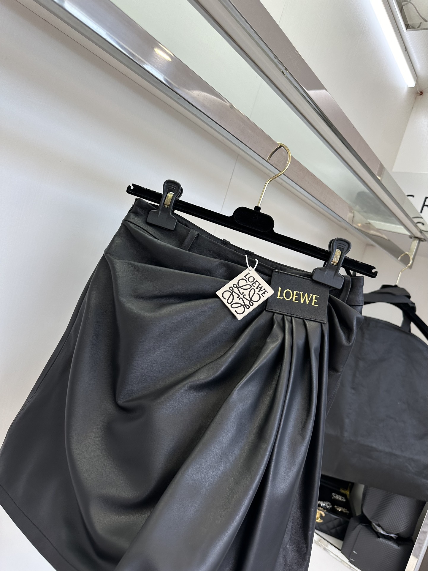 25s 要说好搭不过时又抓眼球 皮半裙当仁不让 这款皮裙看着就超有质感 高级立裁褶皱 设计的别致又灵动 