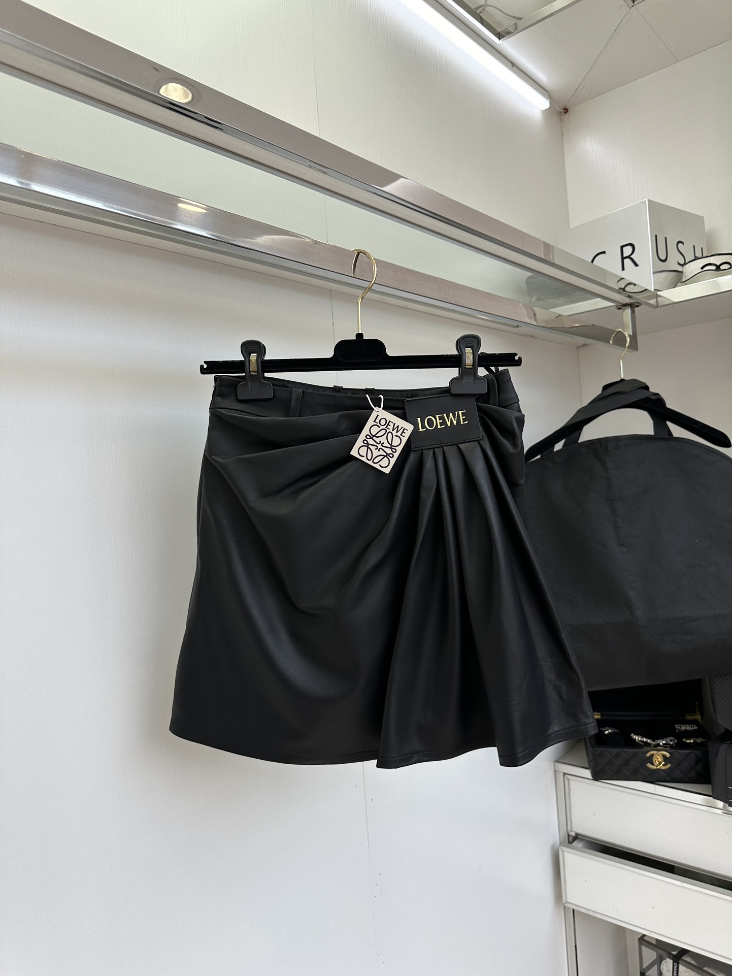 25s 要说好搭不过时又抓眼球 皮半裙当仁不让 这款皮裙看着就超有质感 高级立裁褶皱 设计的别致又灵动 