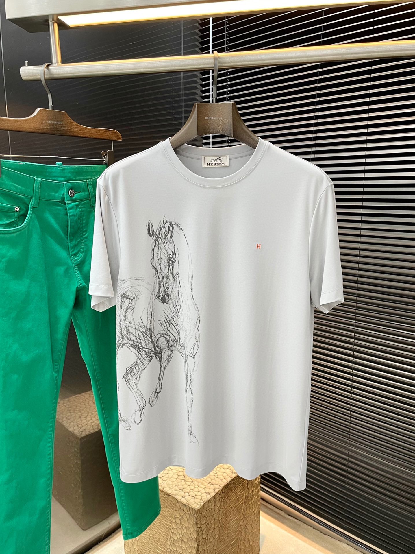 NO:452478,P HERMES series VIP high-end customization, new short-sleeved spring and summer style, versatile style, anyone can easily control the fabric, fully customized, high-quality viscose fabric, soft fabric, comfortable and soft upper body, simple style is very classy, ​​simple and unique, fashionable, the style is very exquisite, showing aura, and highlighting the exquisiteness of business men!  Size M-3XL, hermes, hermes, T-shirt, alexander wang19860909P  HERMES（爱马仕）系列 VIP高级定制 春夏季新款短袖 百搭款式 任何人都可以轻松驾驭 面料全订制 高定一等品粘纤面料 面料手感柔软,上身舒适柔软 简约的款式非常显档次,简约个性时尚,版型剪裁非常精致,显气场,又会凸显商务男士的精致！尺码 M-3XL,,hermes,hermes,T-shirt,alexander wang,Men's clothing