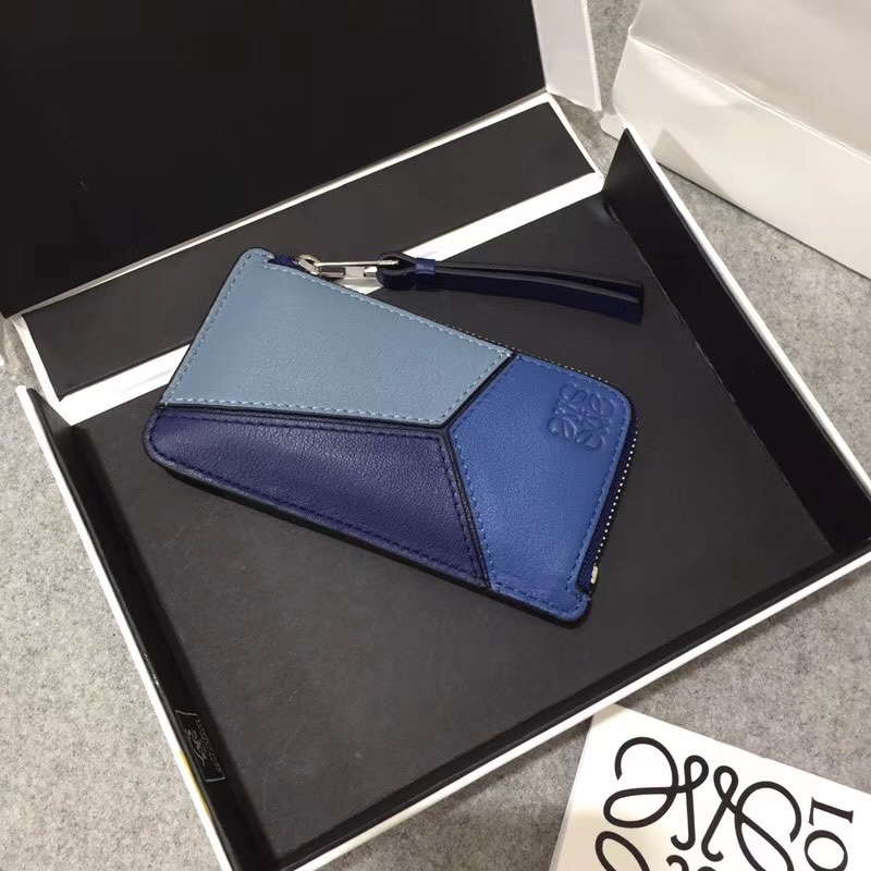 NO:672650,The color of the zippered card holder is made of soft calfskin multi-color splicing, with calfskin lining. Its design features 3 credit card slots and zipper pockets. Its elegant and refined color makes people fall in love with it. Style No. 3619, size 12.5*7, Loewe wallet, loewe, wallets, cowhide19860909拉链小卡包配色 采用质感柔软小牛皮多色拼接,内里小牛皮,其设计特点3个信用卡位及拉链口袋.其优雅、脱俗的颜色,令人爱不释手.款号3619尺寸12.5*7,罗意威钱包,loewe,wallets,cowhide,欧美剧