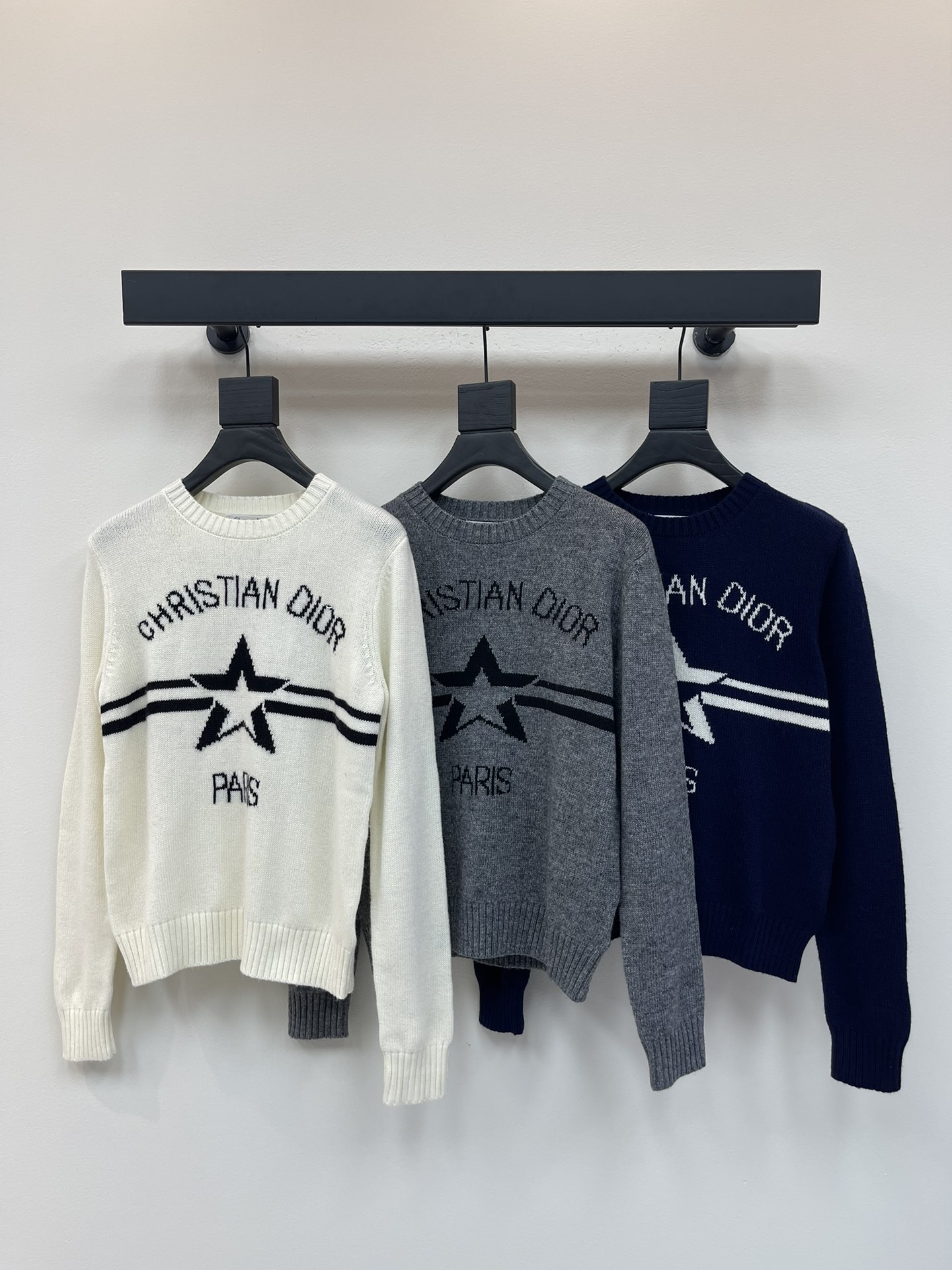 NO:440692,Dio*25 early autumn new five-pointed star long-sleeved pullover knit sweater!  Customized yarn material, delicate texture, soft and comfortable, round neck long-sleeved sweater cut, fine knitted throughout, threaded edges add exquisite tone, matched with elastic fabric, regular styles to create a fashionable temperament, slimming and inclusive figure, and the letter logo and five-pointed star pattern on the chest are distributed in the center to show brand tone, versatile styles are not picky about age and skin tones, matched with skirts and pants, suitable for age-reducing fashionable and retro style!  SML, dior, skirts, sweaters, alexander wang19860909Dio*25早秋新款五角星长袖套头针织毛衣！定制纱线材质 细腻肌理 柔软舒适 圆领长袖毛衣裁剪 通体细密针织 螺纹包边增添精致调性 搭配弹性十足的面料 常规版型穿出时髦气质 显瘦包容身材 胸前字母徽标和五角星图案居中分布 展示品牌调性 百搭款式不挑年龄肤色 搭配裙装裤装 适配减龄时髦复古风格！SML,,dior,skirts,sweaters,alexander wang,Women's clothing