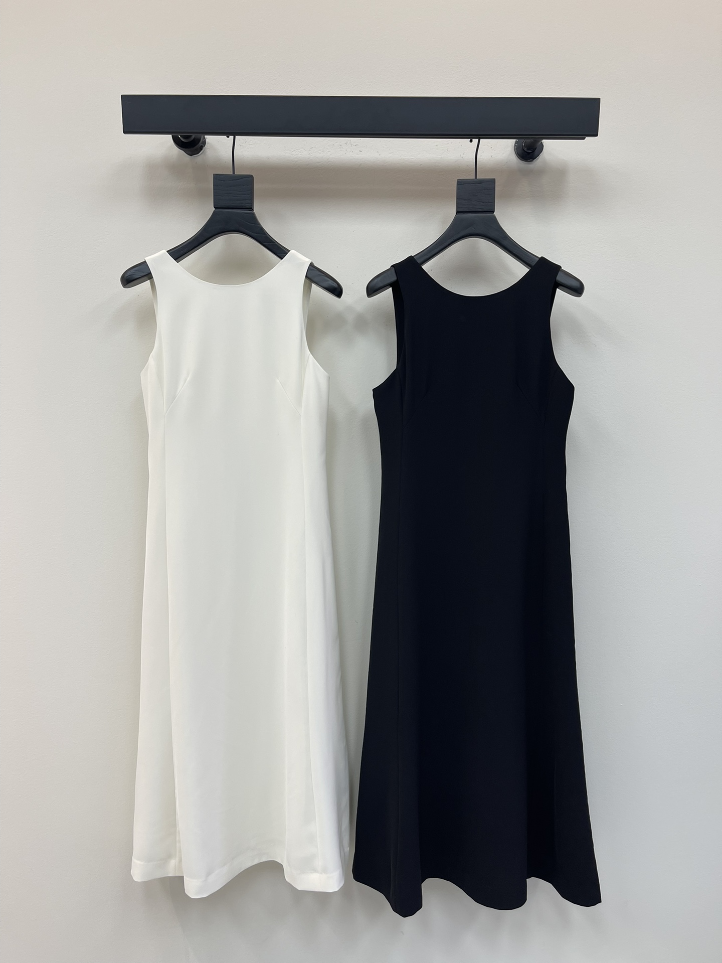 NO:440703,*25 new sleeveless dress style slim fit, beautiful curves and super slim, unique and fashionable craftsmanship, long skirt with long skirts below the knees with lining, soft and draped texture, breathable, good texture, satisfying babies who pursue high quality, good upper body temperament, classic style slimming and not picky SML, skirts, alexander wang19860909*25新款无袖连衣裙版型修身合体,曲线美超显瘦,工艺成品独特时尚,裙长至膝盖以下的长裙 有内衬后中拉链,质感柔软垂坠,透气,质感好,满足追求高品的宝宝,上身气质很好,经典款显瘦不挑人SML,,skirts,alexander wang,Women's clothing