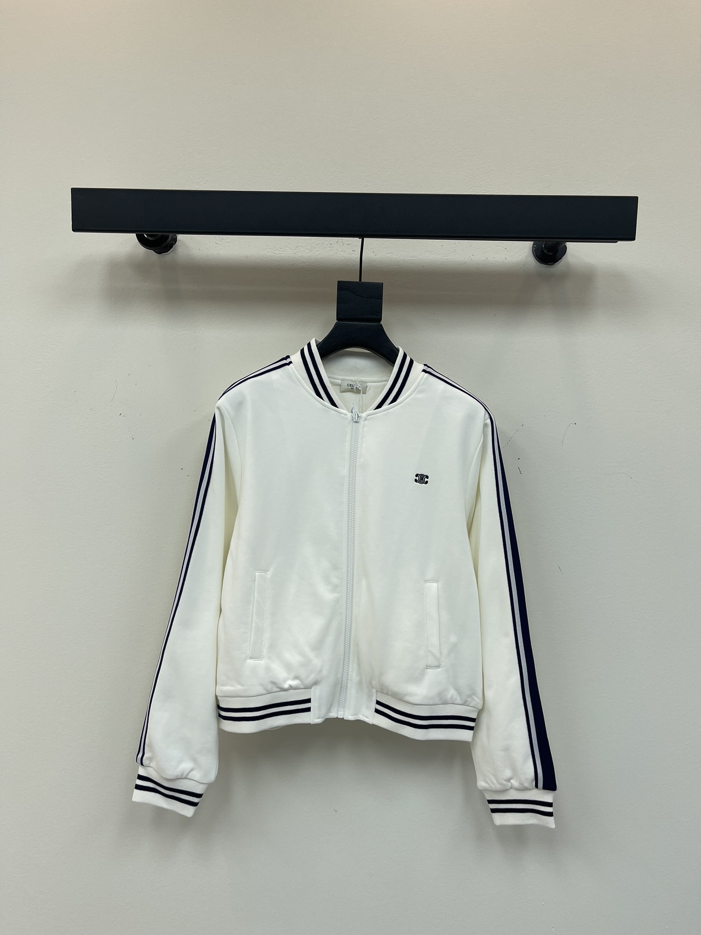 NO:439057,Celin*25 new webbing contrasting casual jacket custom YB imported material high-quality texture full of quality Classic baseball uniform jacket tailored Arc decor on the chest echoes the details of zipper buckles Low-key and fashionable The webbing lines and large body form contrasting colors The overall tone is full of effortless matching High-end and fashionable style SML, celine, jackets & coats, jackets & coats, alexander wang19860909Celin*25新款织带撞色休闲夹克外套 定制YB进口材质 质感高级 品相十足 经典棒球服外套剪裁 胸口缝制凯旋门徽标装饰 与拉链扣细节呼应 低调时髦 织带线条和大身形成撞色呼应 整体调性十足 不费力搭配 高级时髦款 SML,,celine,jackets & coats,jackets & coats,alexander wang,Women's clothing