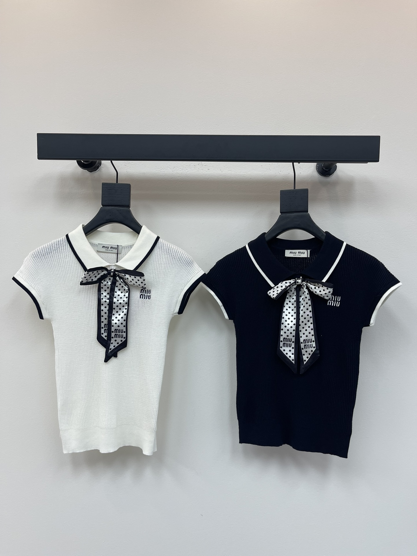 NO:439001,MiuMi*25 new lapel knitted short sleeves!  Customized silk yarn weaving, delicate and soft, full of elasticity, exquisite lapel short-sleeved style, vertical pit strips throughout the body, full of details, layered lace on the cuffs, literary youthful feeling, iconic letter logo embroidered on the chest, making the retro academy style strong, playful and age-reducing, easy to control when traveling or gatherings!  SML, miumiu, T-shirt, alexander wang19860909MiuMi*25新款翻领针织短袖！定制丝毛纱线织造 细腻柔软 弹力十足 精致翻领短袖版型 通体竖坑条分布 细节满分 袖口层叠花边形成碰撞 文艺青年感漫溢 标志性字母徽标刺绣于前胸 让复古学院风格强烈 俏皮减龄显白 日常出行或聚会轻松驾驭！SML,,miumiu,T-shirt,alexander wang,Women's clothing